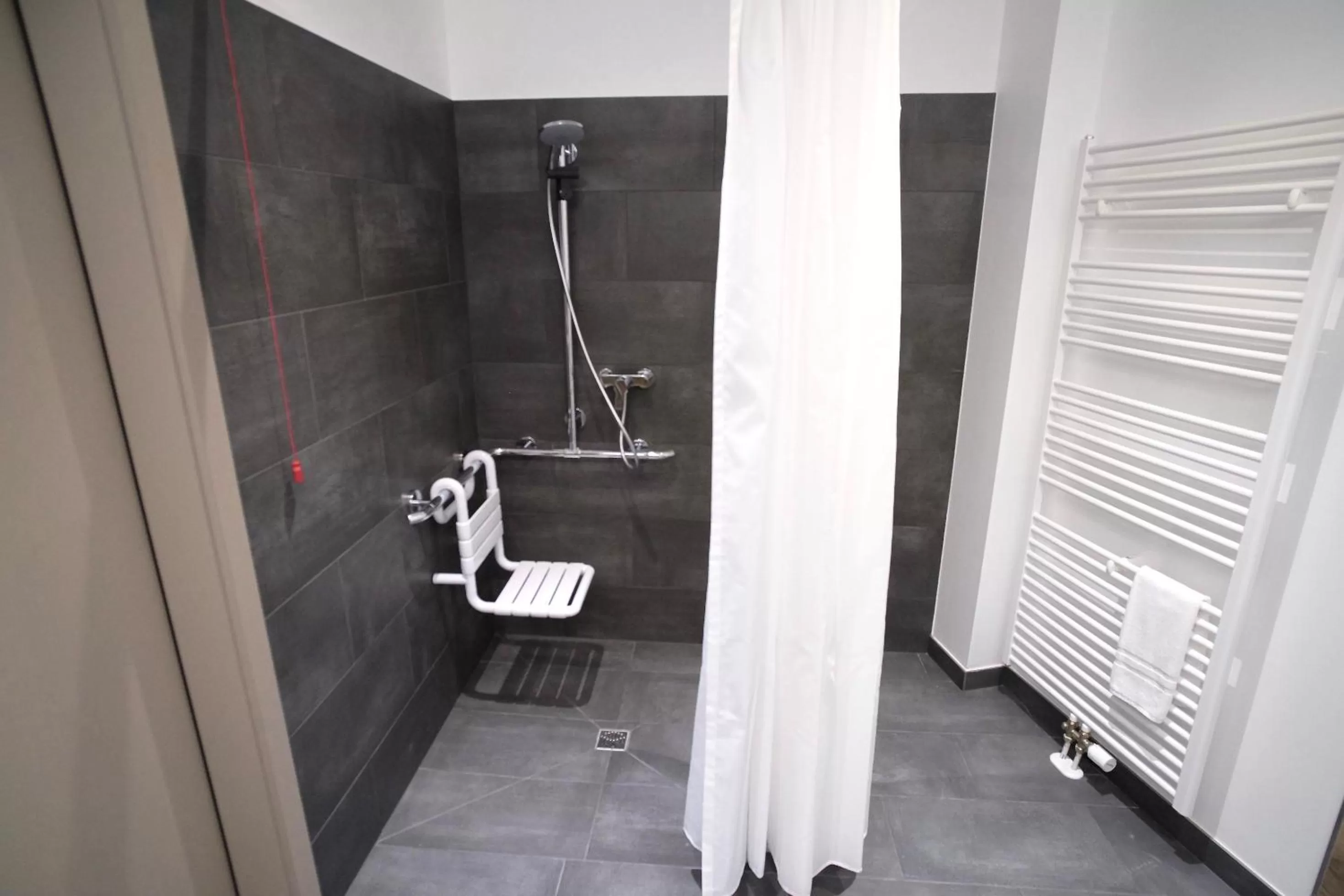Shower in Bahnhof-Erzingen, hotel, coffee & more