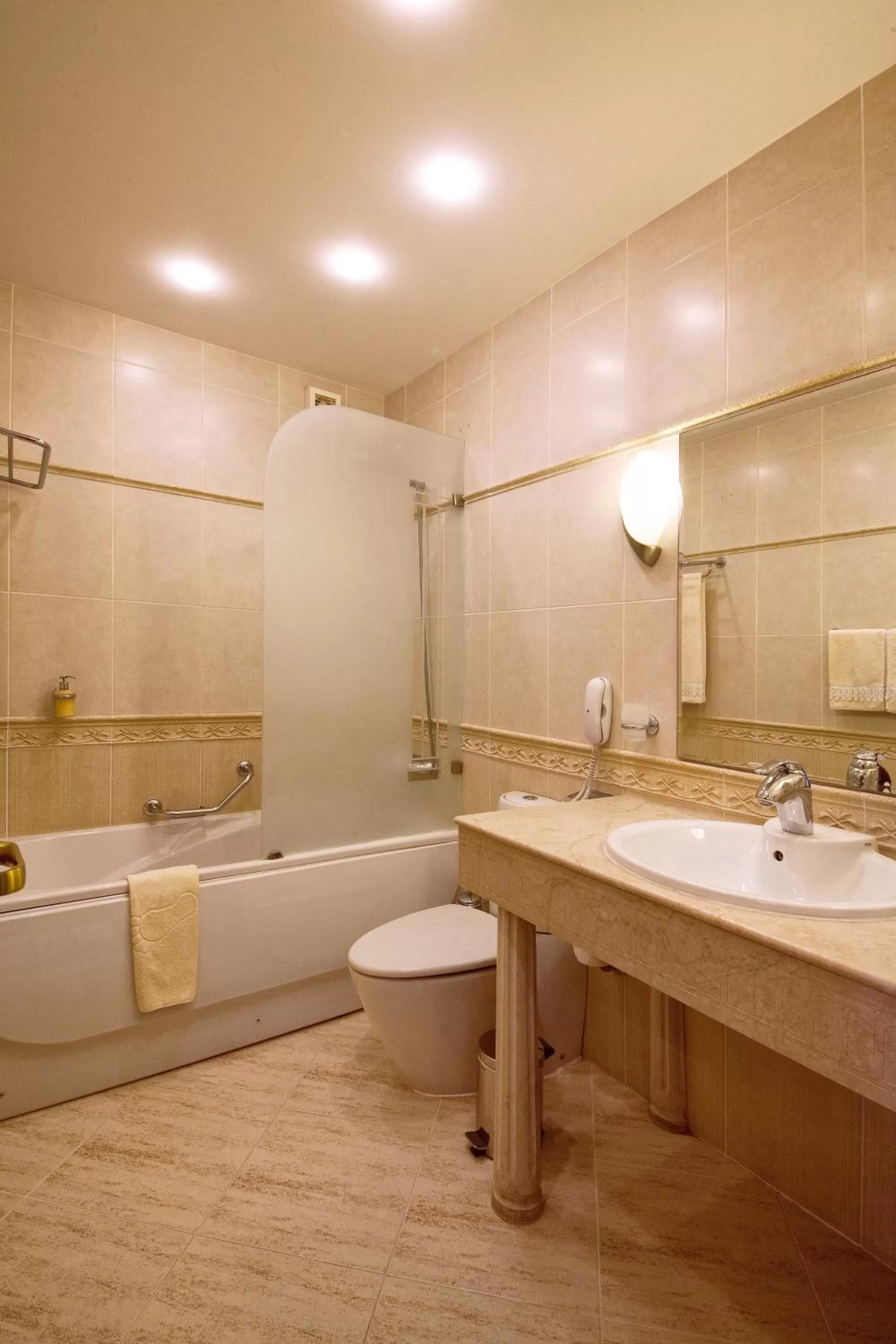 Bathroom in Grand Hotel London