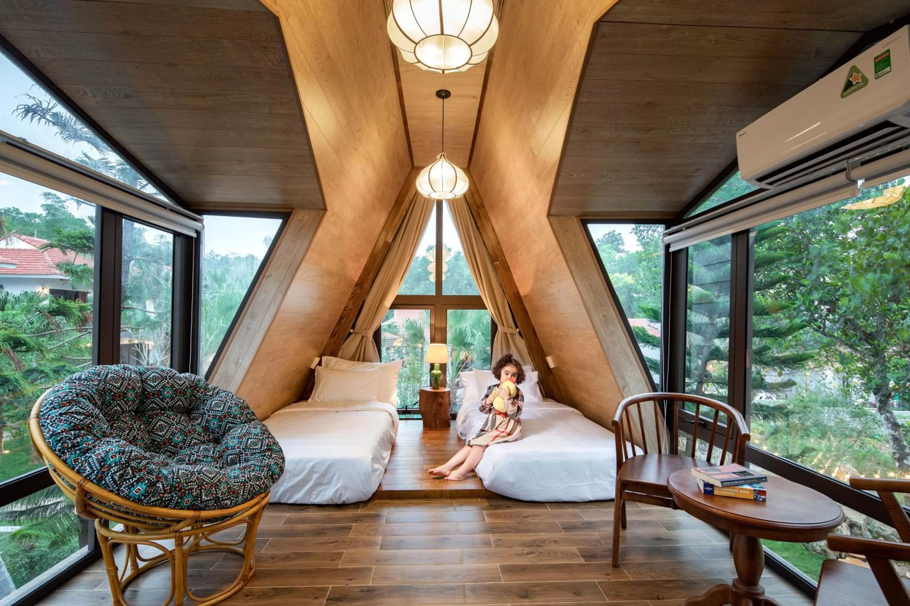 Seating area, Bed in Bai Dinh Garden Resort & Spa