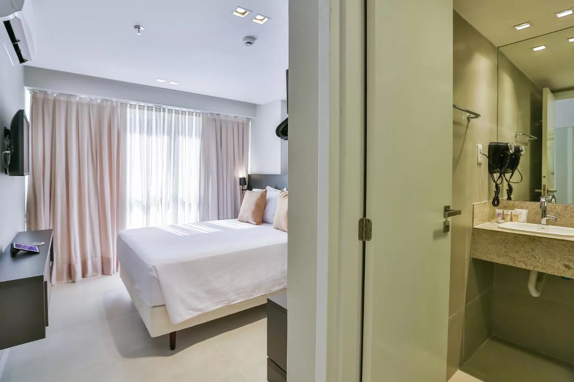 Bathroom, Bed in Quality Suítes João Pessoa