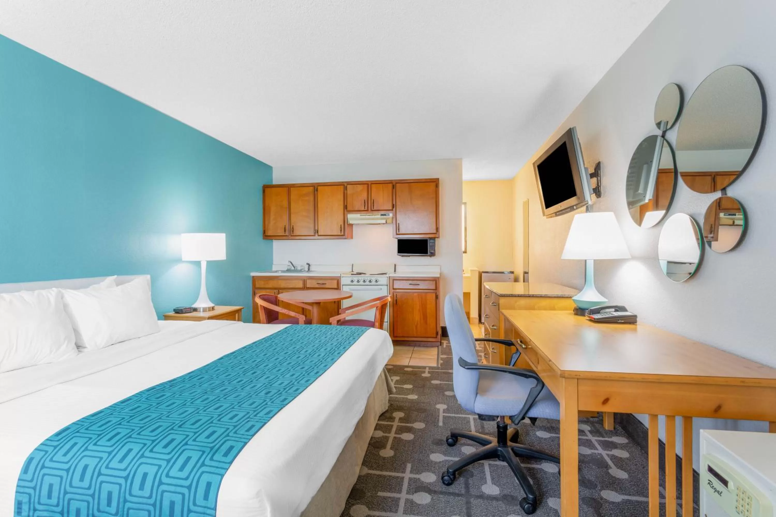 Bed in Howard Johnson by Wyndham Virginia Beach