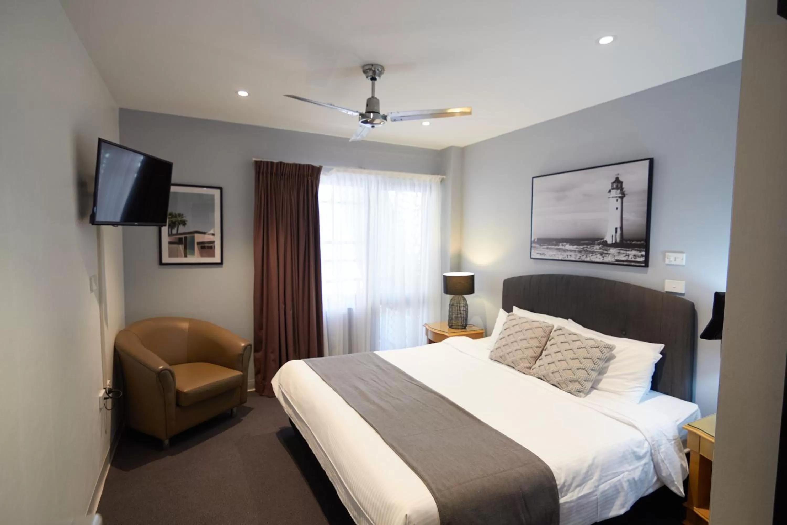 Bed in Mariners Court Hotel Sydney