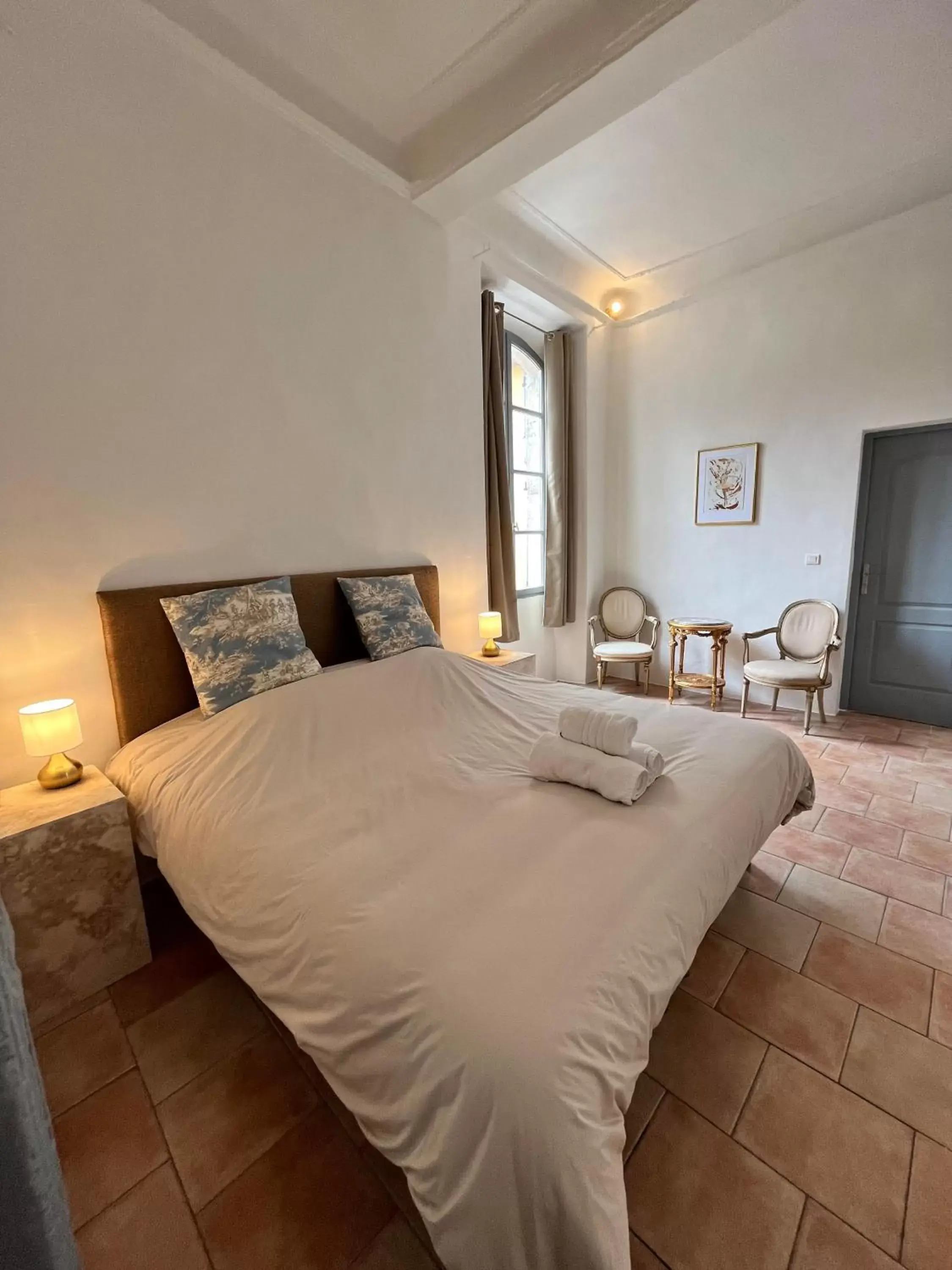 King Room in La tour de Pezene King Room in La tour de Pezene