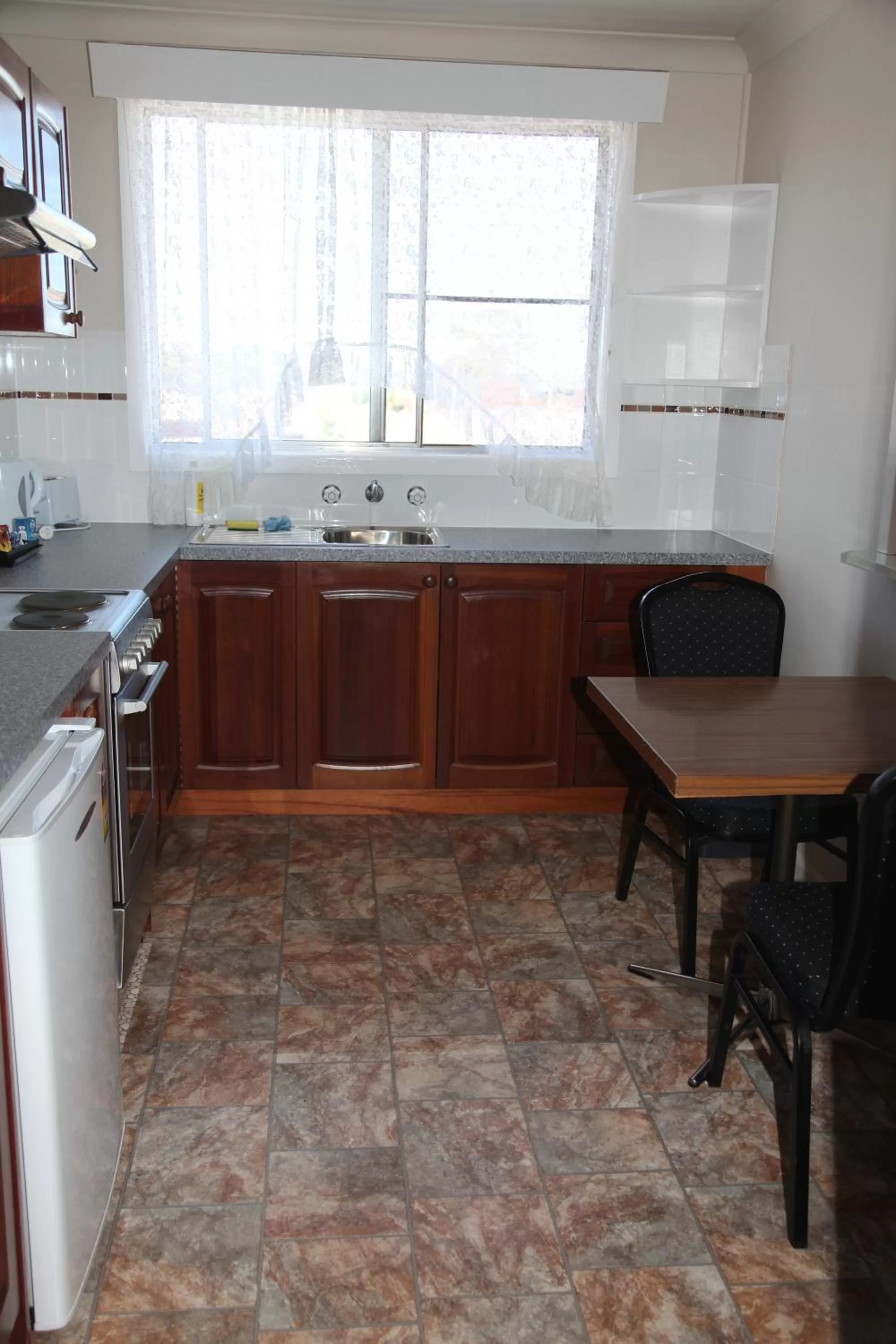 Kitchen or kitchenette in Titania Motel