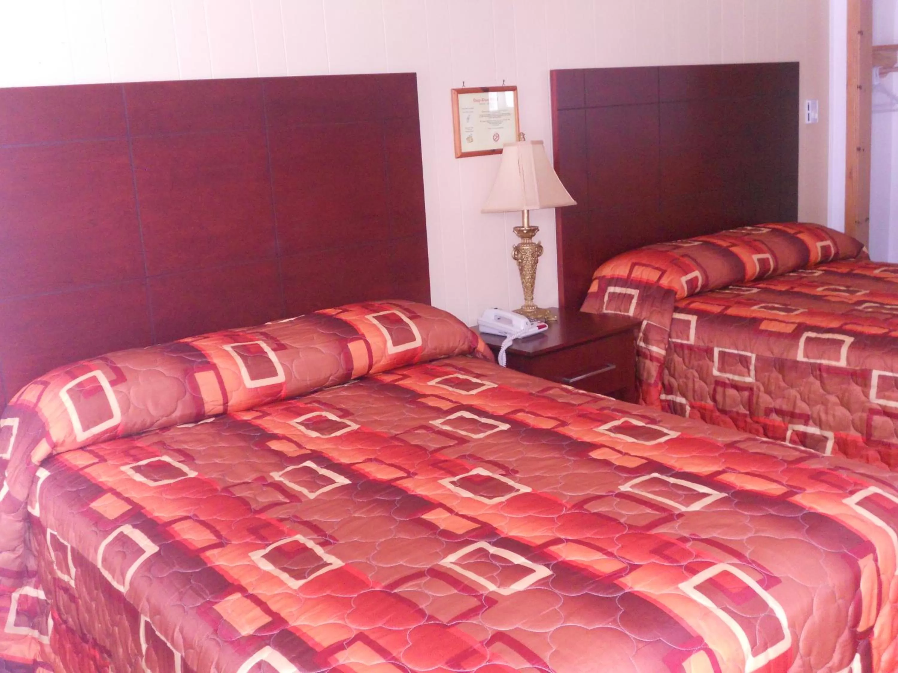 Bed in Deep River Motel