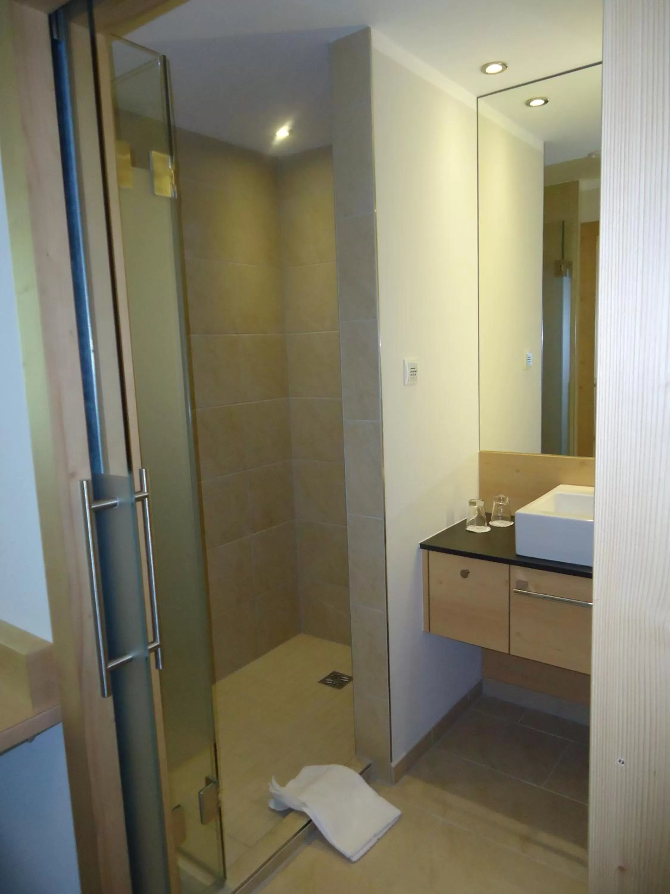 Bathroom, Bed in Hotel Tirolerhof 4 Sterne Superior