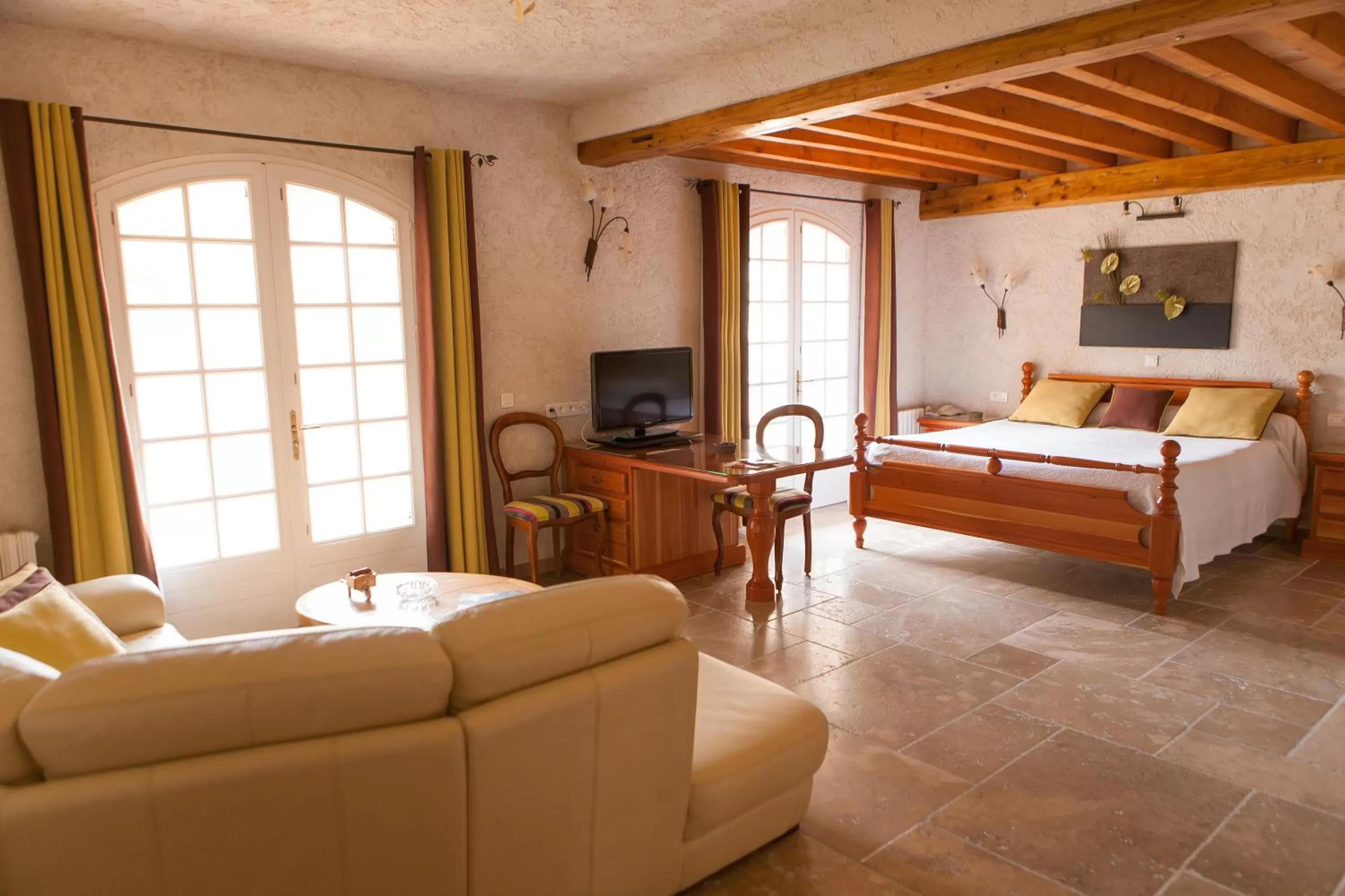 Photo of the whole room, Seating Area in L' Escapade Hôtel & Restaurant