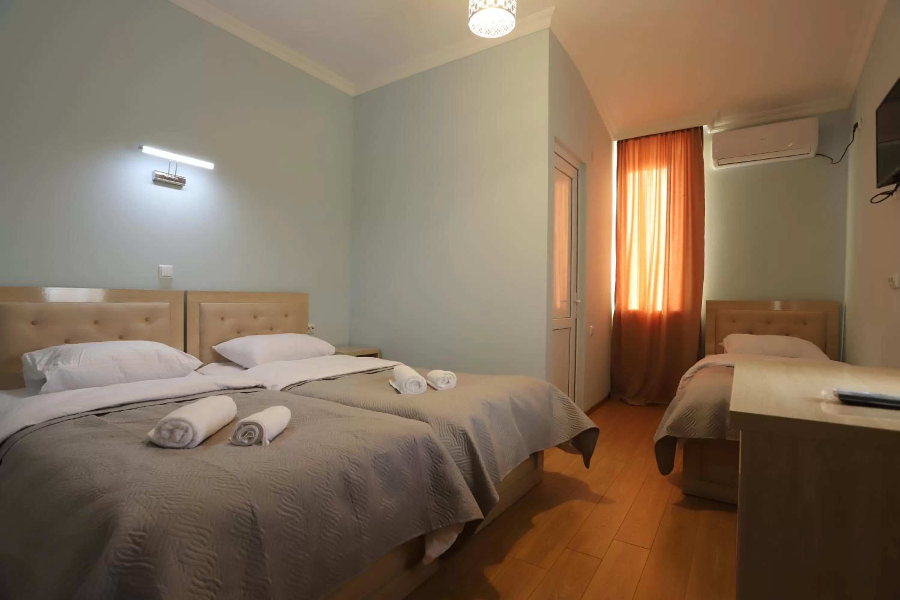 Photo of the whole room, Bed in Hotel Hollywood