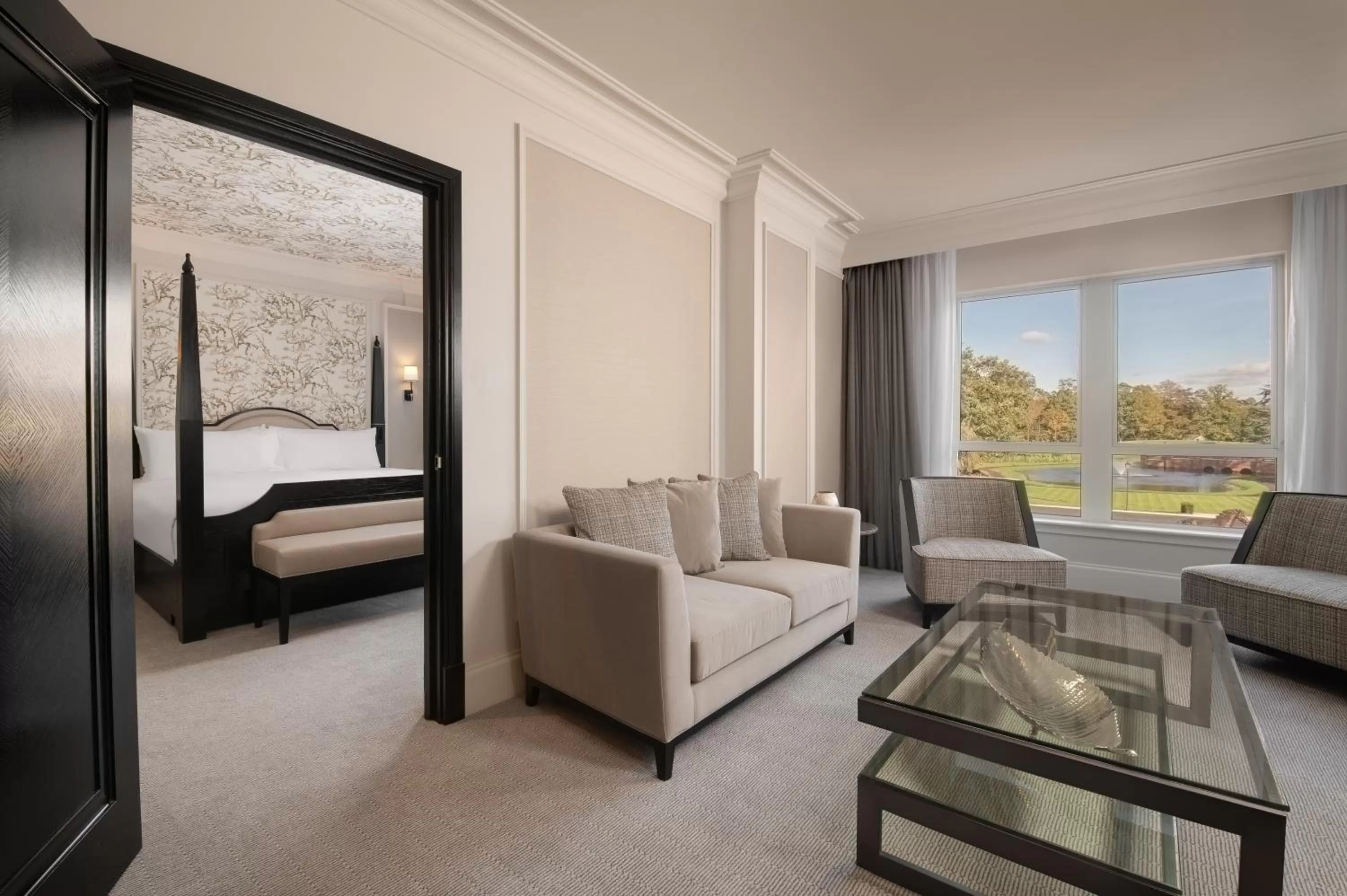 Living room, Bed in Fairmont Windsor Park