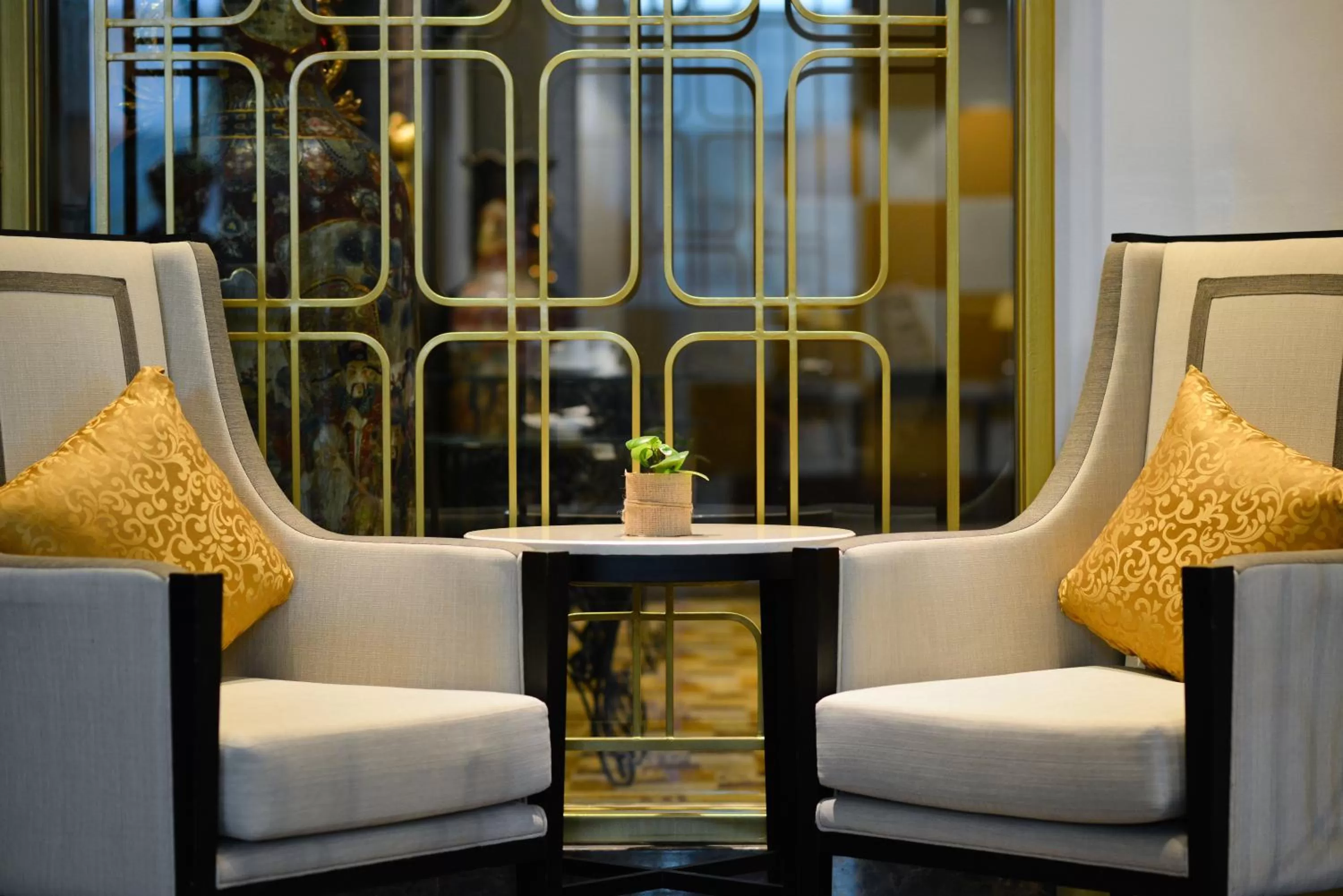 Restaurant/places to eat in Miracle Grand Convention Hotel