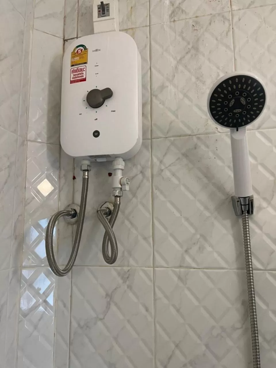 Bathroom in RoomQuest Rim Praya Dinsor Road