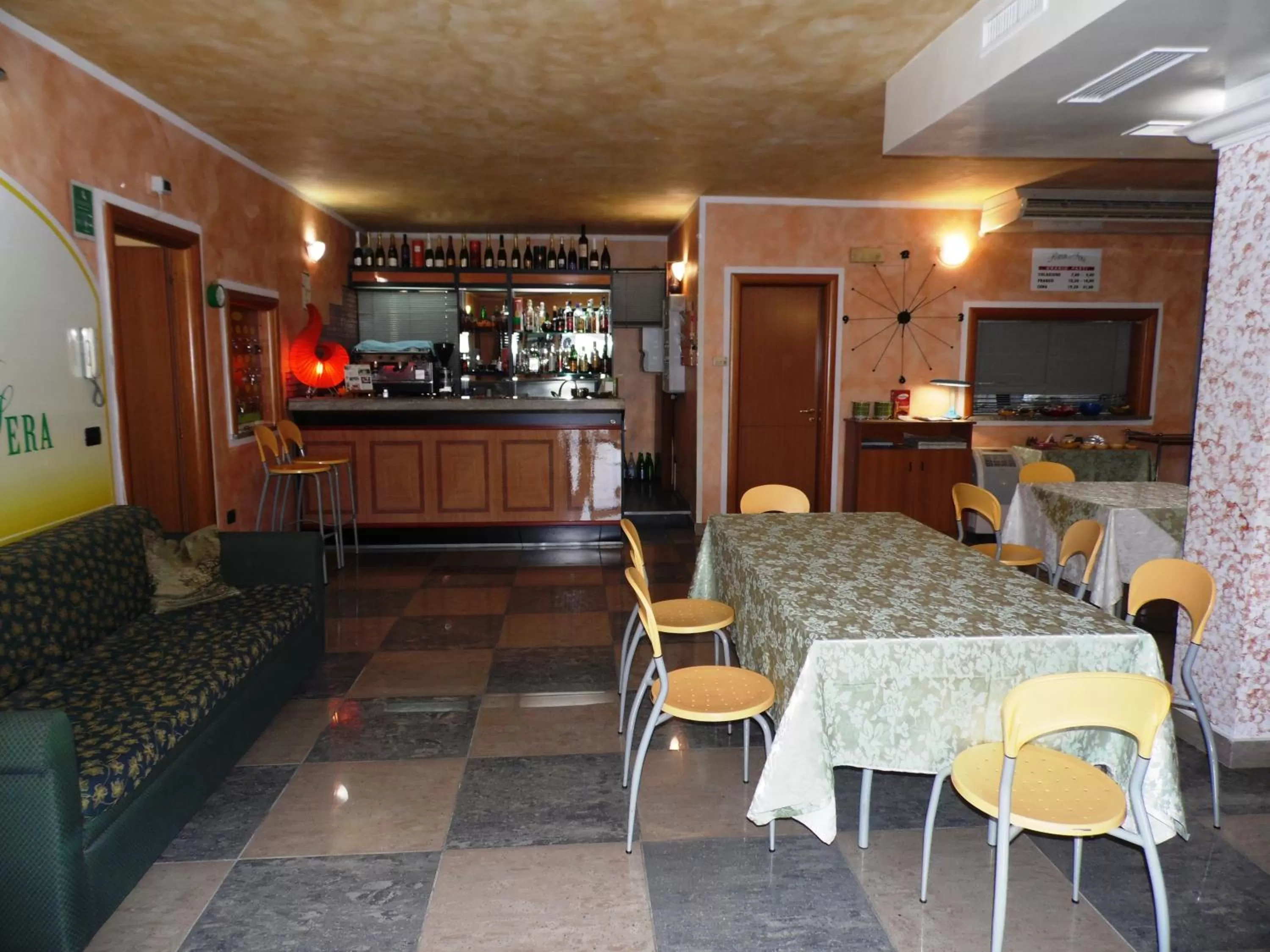 Lounge or bar in Hotel Rosso Di Sera