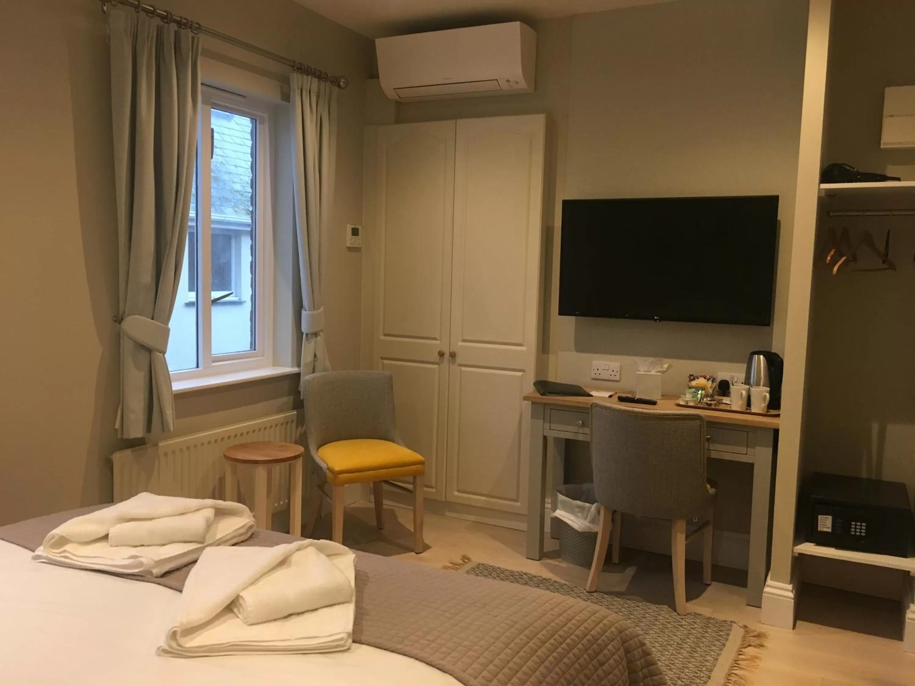 Bedroom, Bed in The Galleon Inn