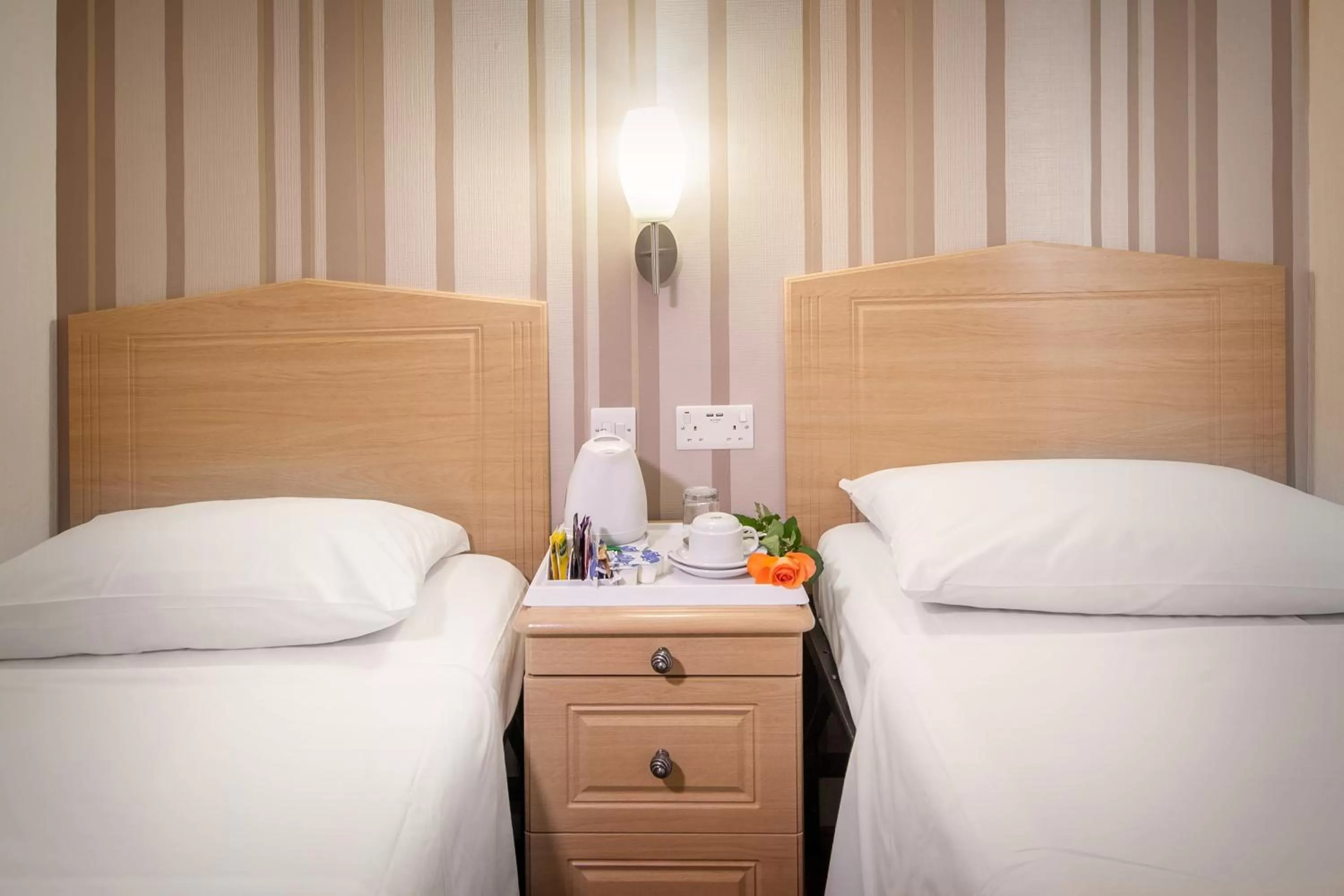 Coffee/tea facilities, Bed in Fairway Hotel