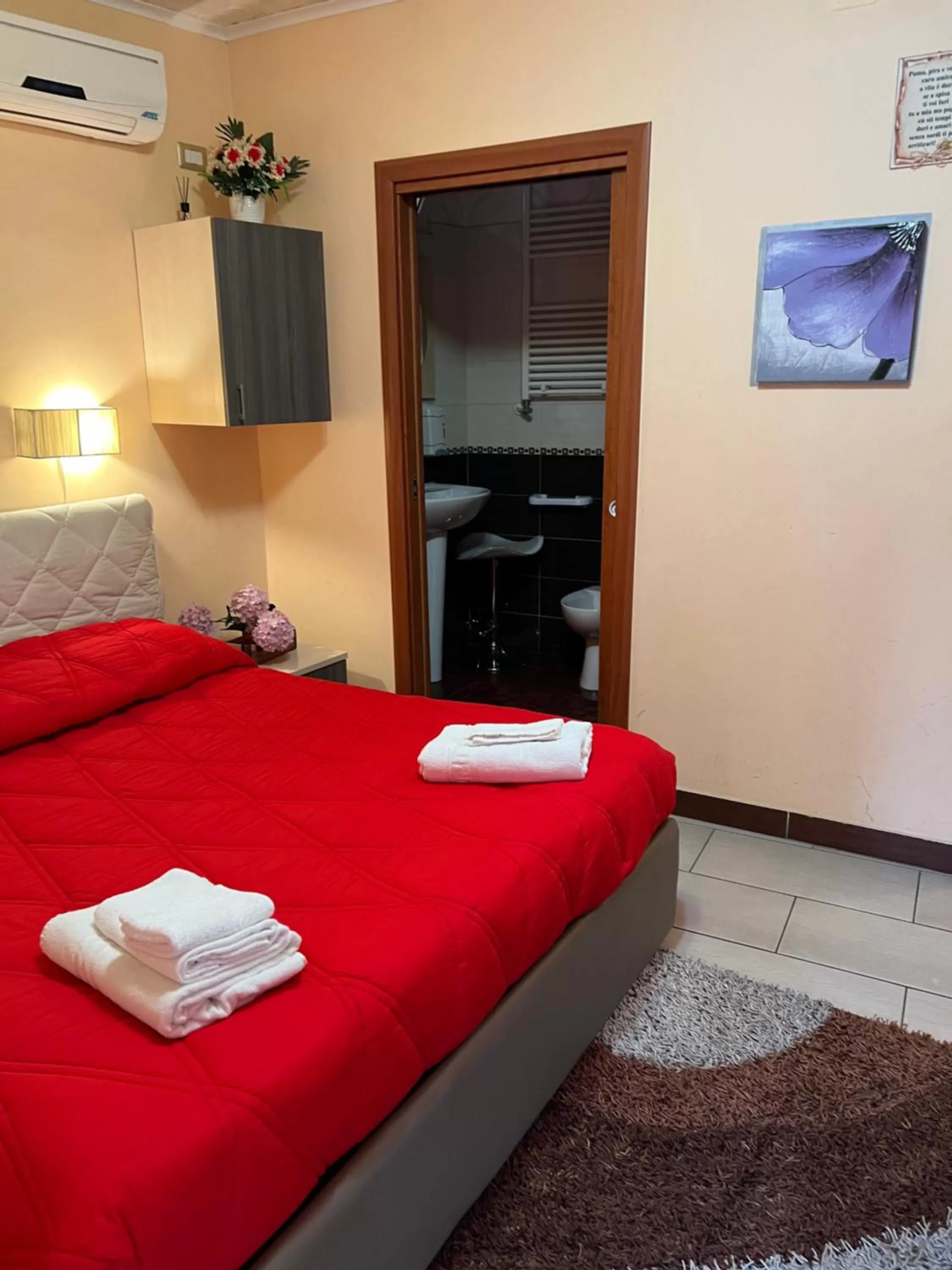 Photo of the whole room, Bed in Golden Dreams B&B