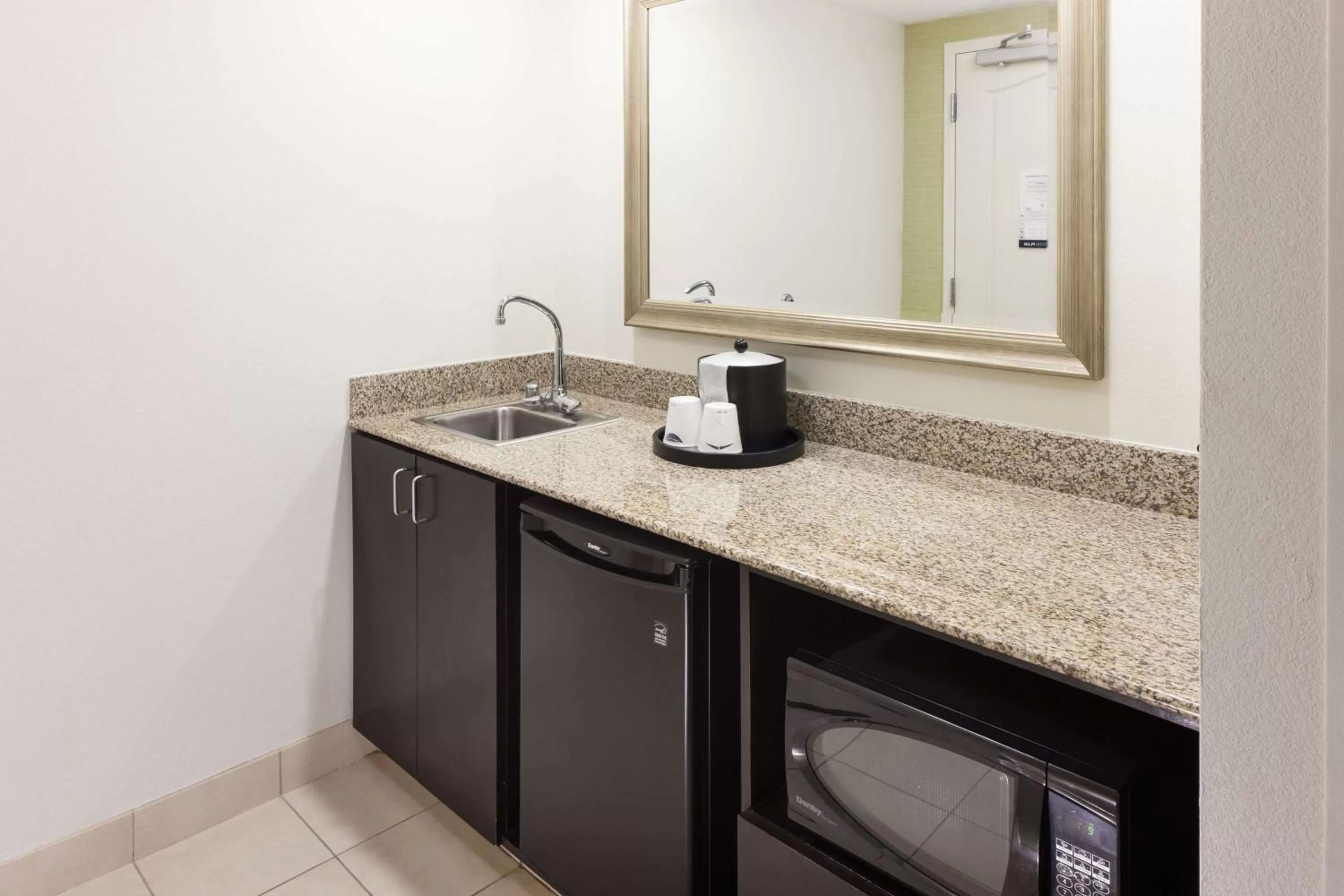 Kitchen or kitchenette in Hampton Inn & Suites Gainesville Downtown