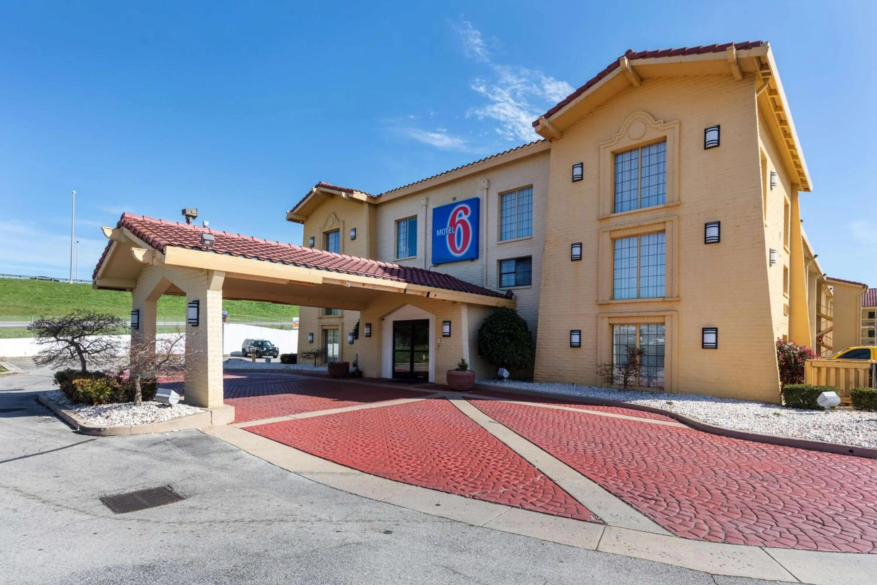 Property building in Motel 6-Knoxville, TN