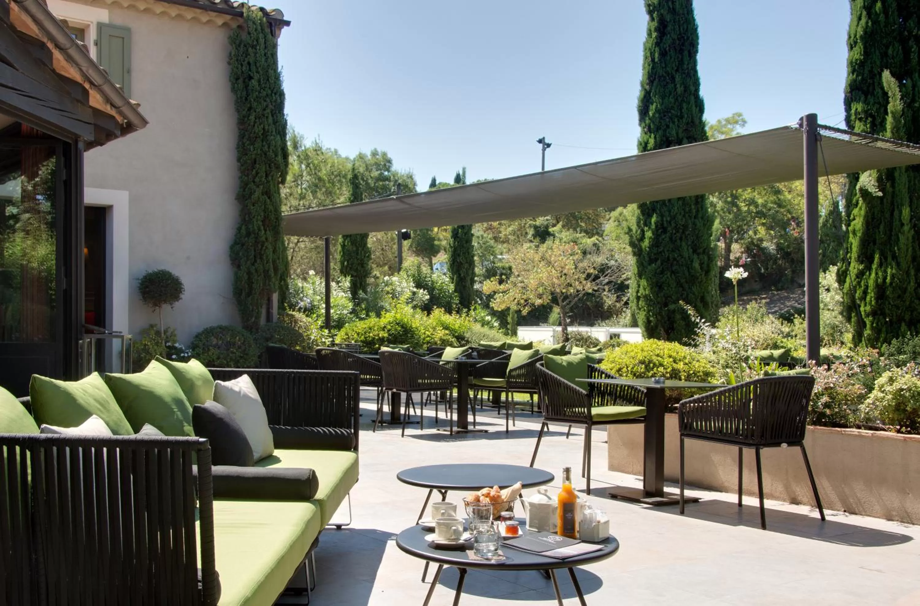 Garden in Hôtel Montmorency & Spa