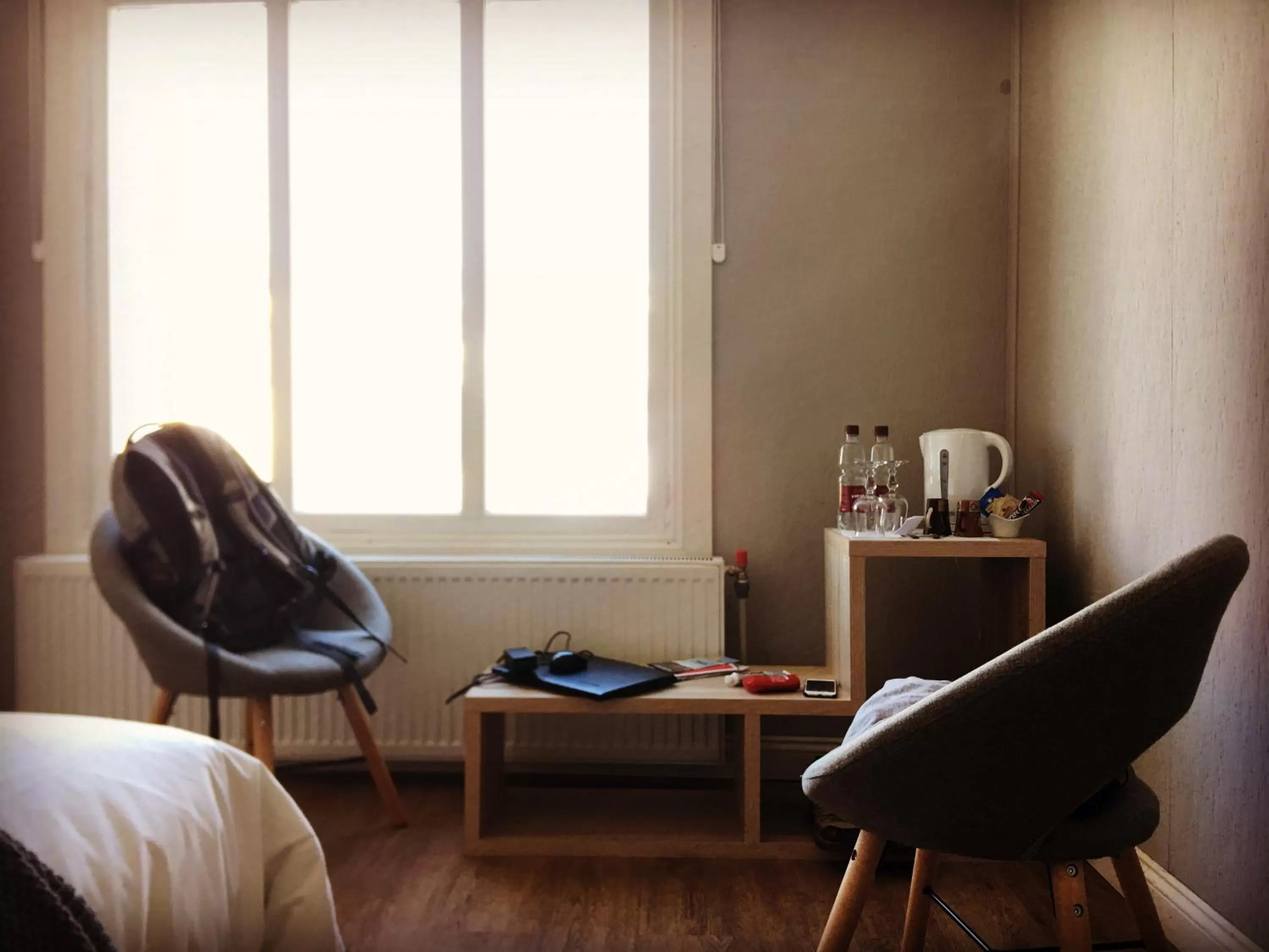 Coffee/tea facilities, Seating Area in Hostal Boutique Puerta Roja