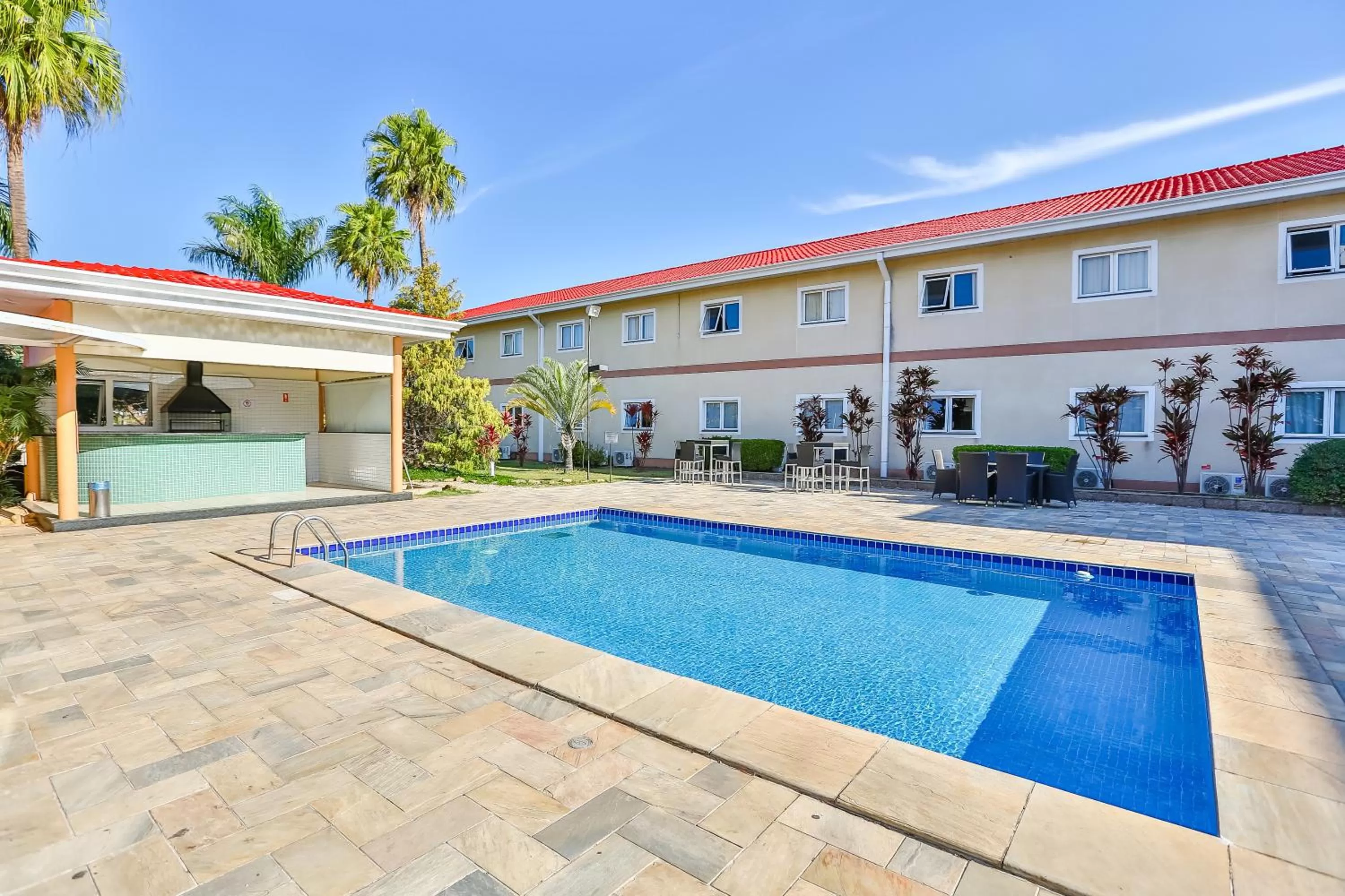 Swimming pool in Red Roof Inn Jundiaí