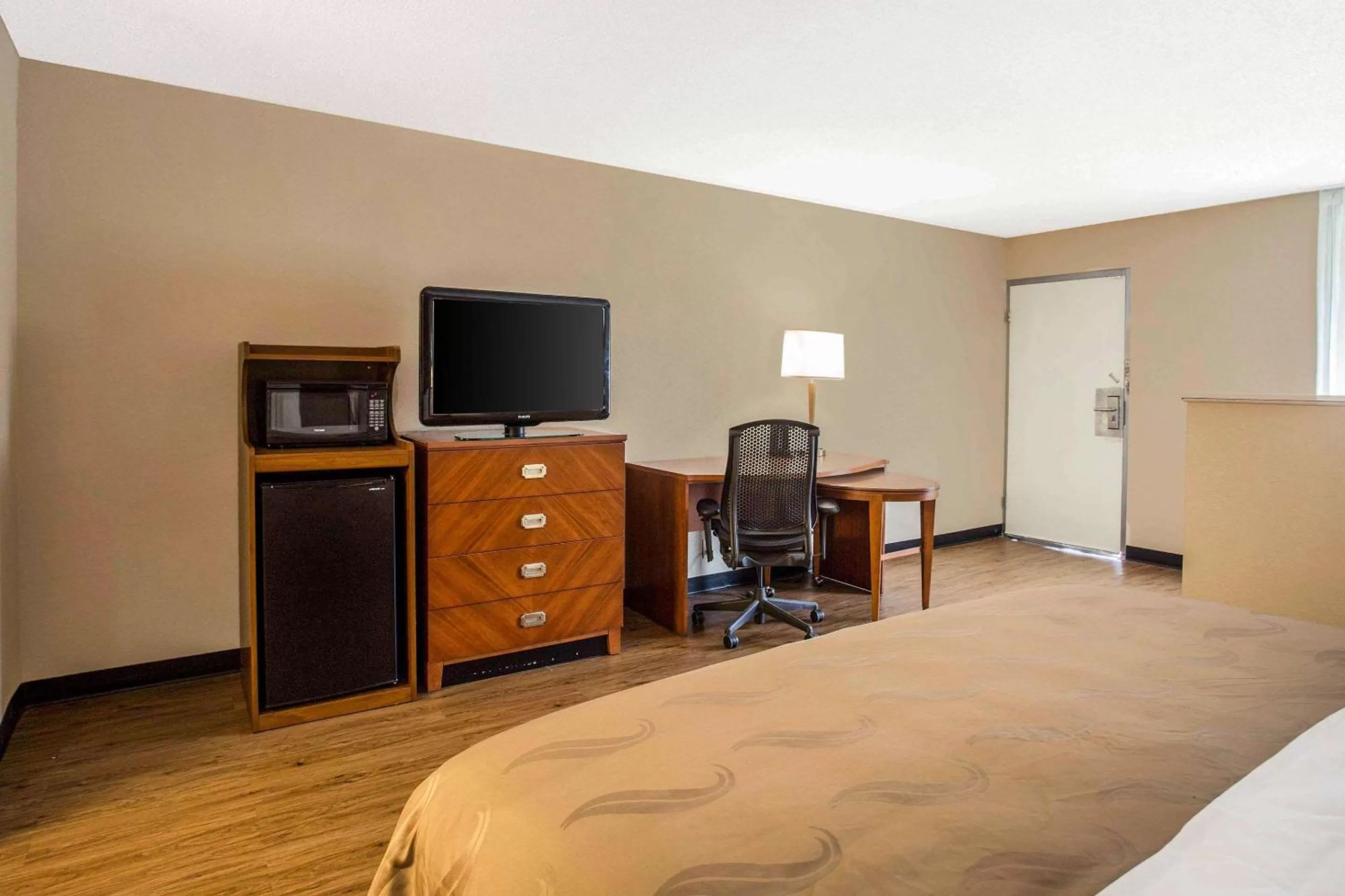 Photo of the whole room, Bed in Quality Inn & Suites University Area