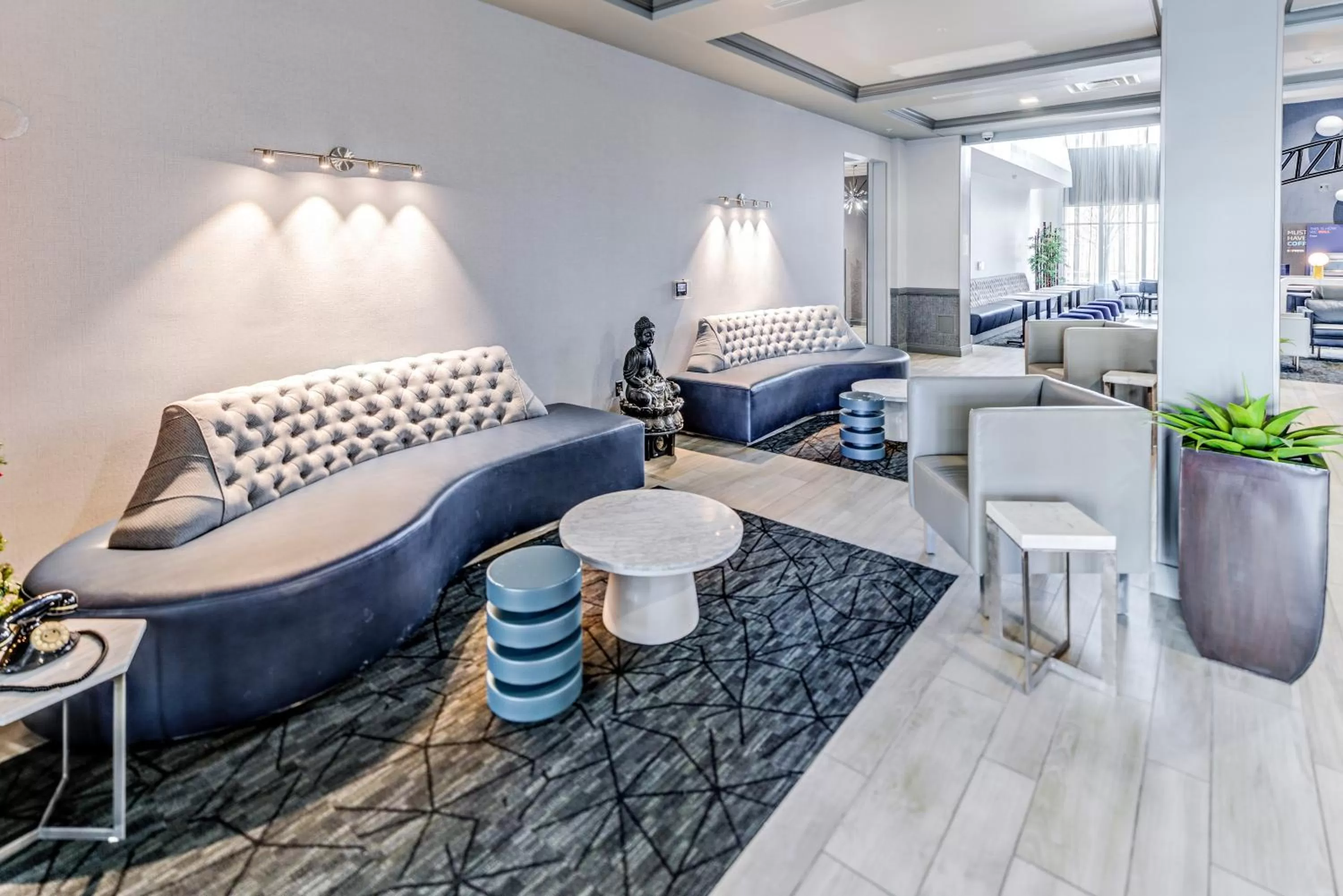 Lobby or reception, Bed in Holiday Inn Express Hotel & Suites Ohio State University- OSU Medical Center by IHG