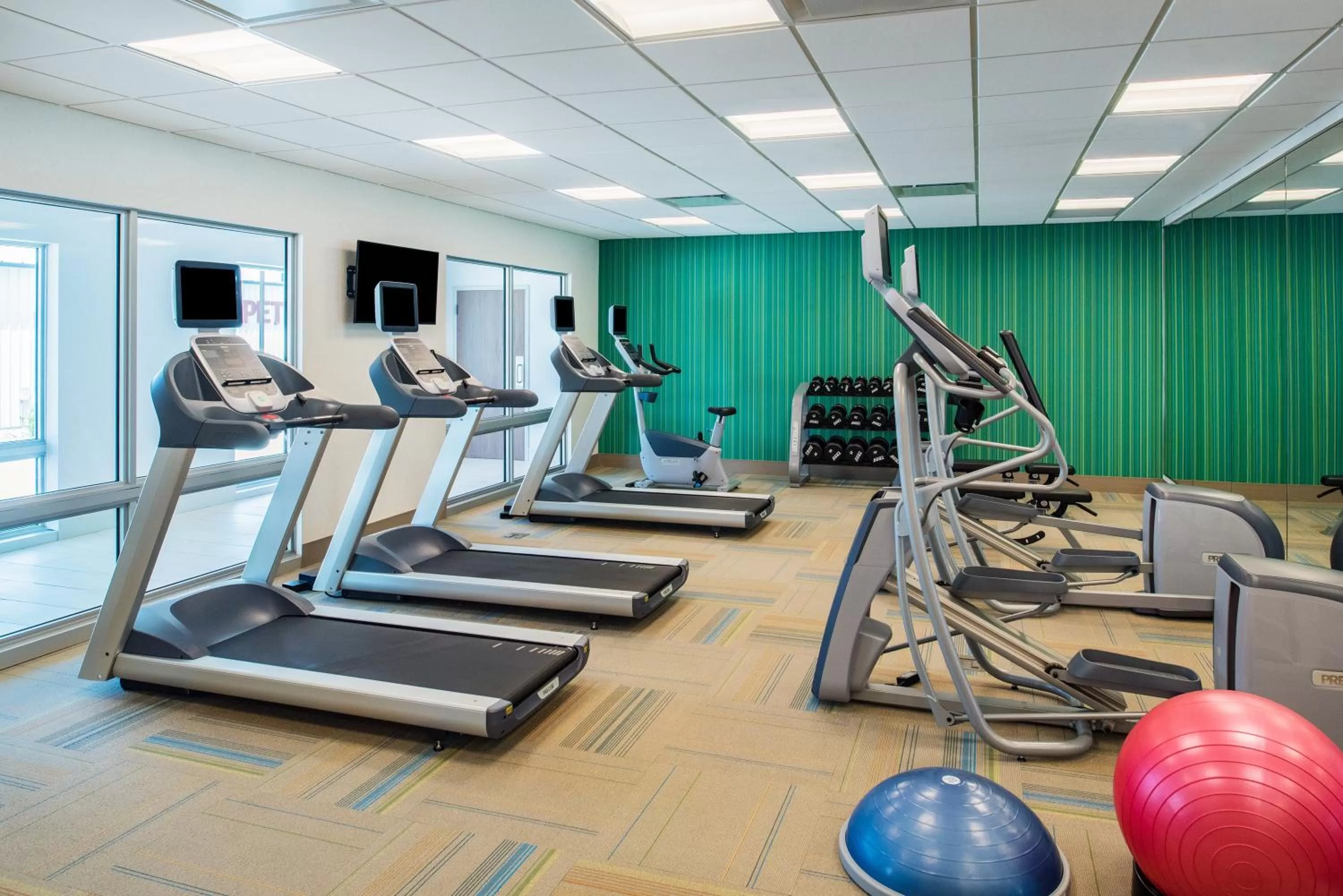 Fitness centre/facilities in Holiday Inn Express & Suites Kingdom City by IHG