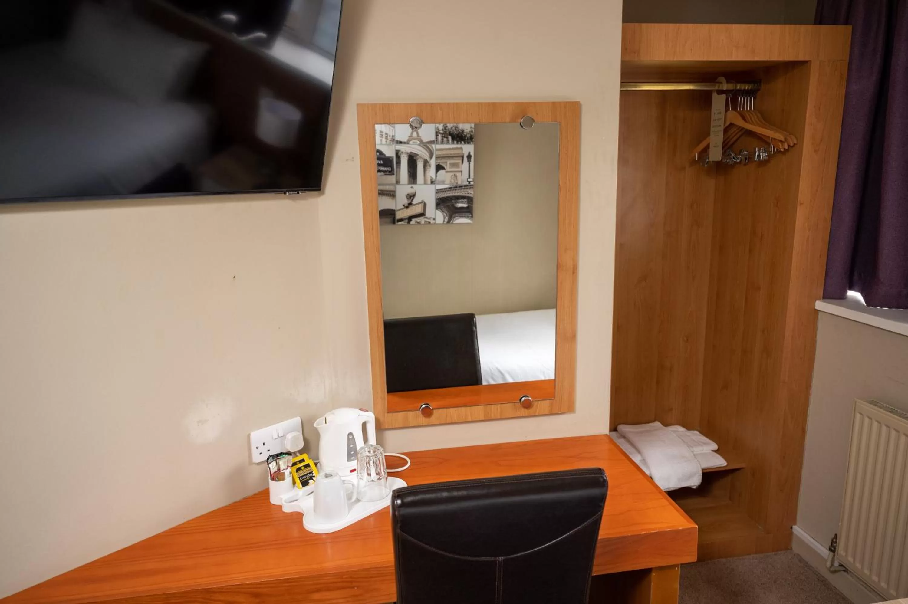 Coffee/tea facilities in The Titan By Greene King Inns