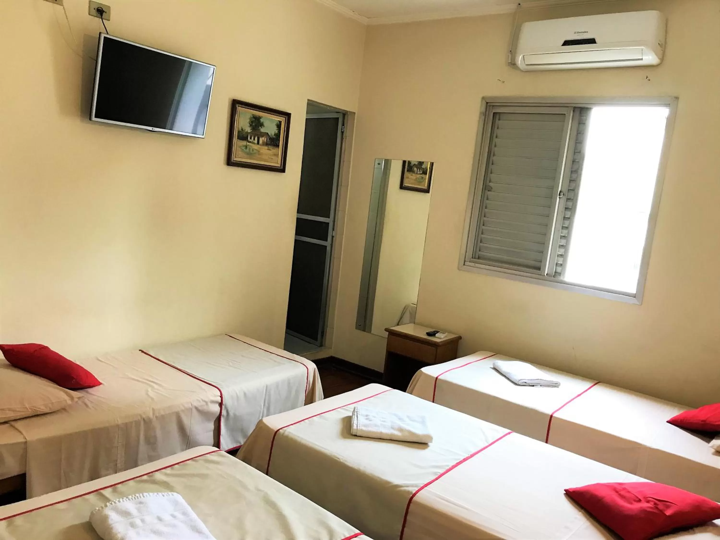 Bedroom, Bed in Hotel São Jorge São Paulo - Próximo a 25 de março, região do Brás, fácil acesso ao Expo Center Norte e Mercado Municipal SP