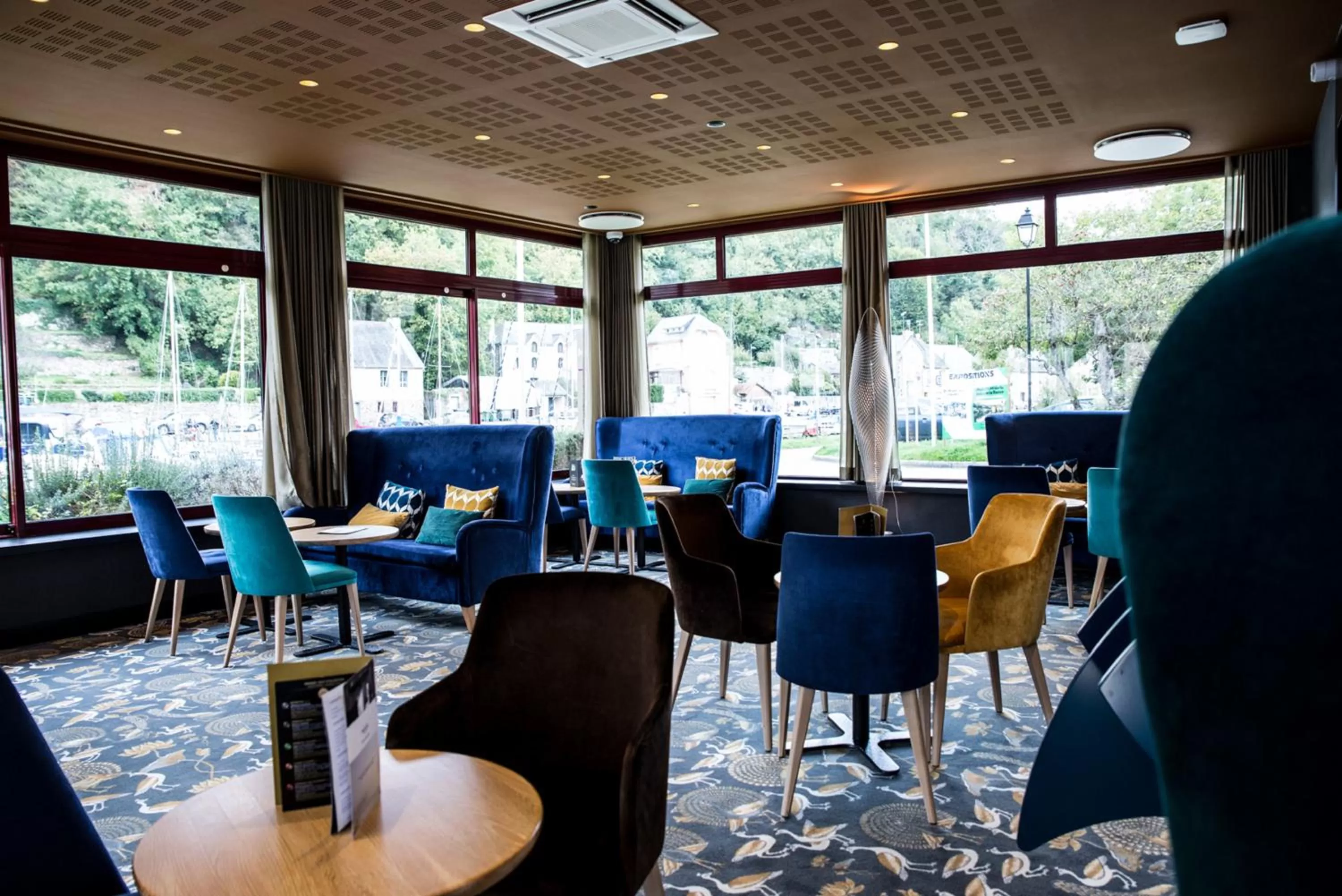Lounge or bar in Mercure Dinan Port Le Jerzual
