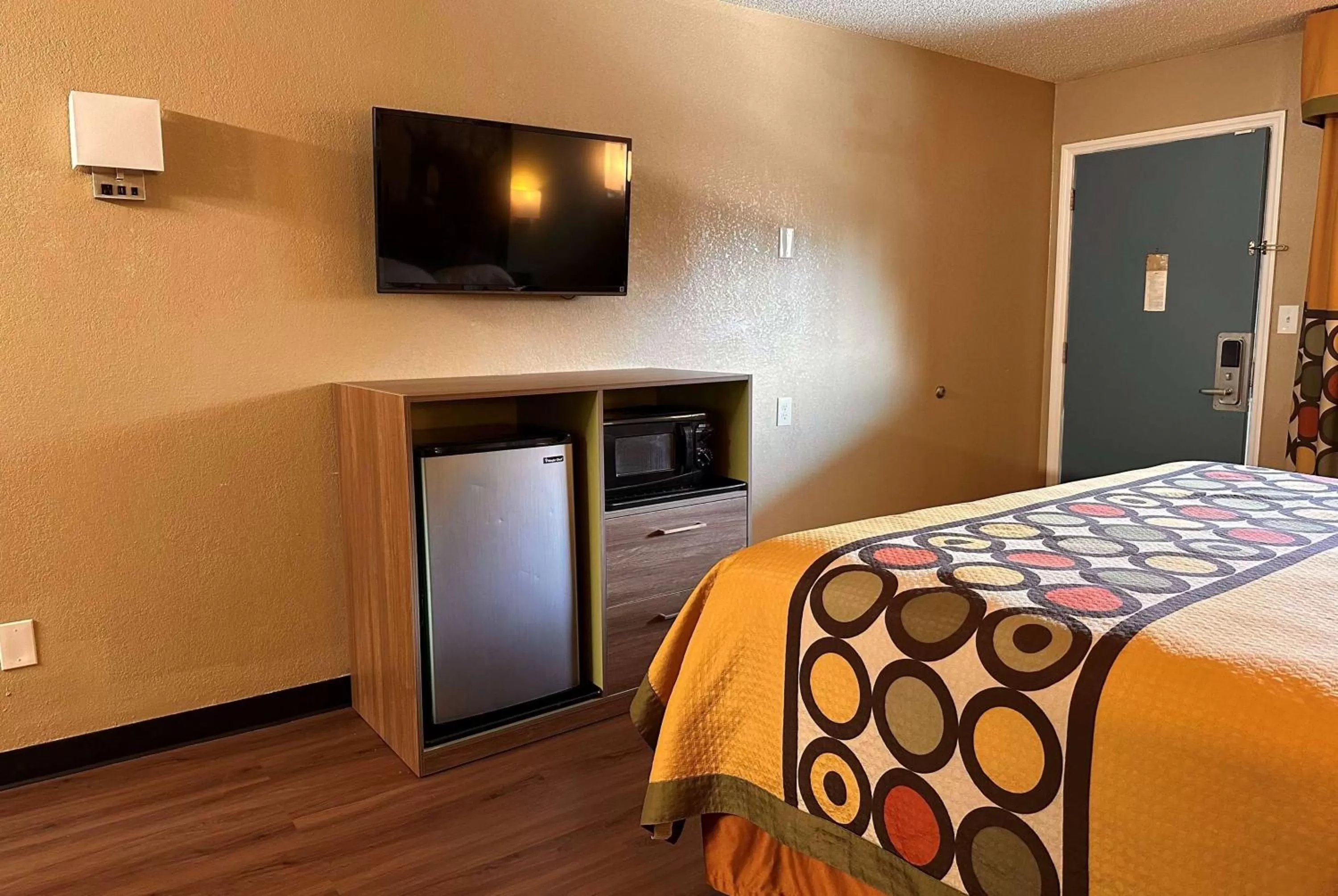 Photo of the whole room, Bed in Super 8 by Wyndham Cincinnati-Springdale OH