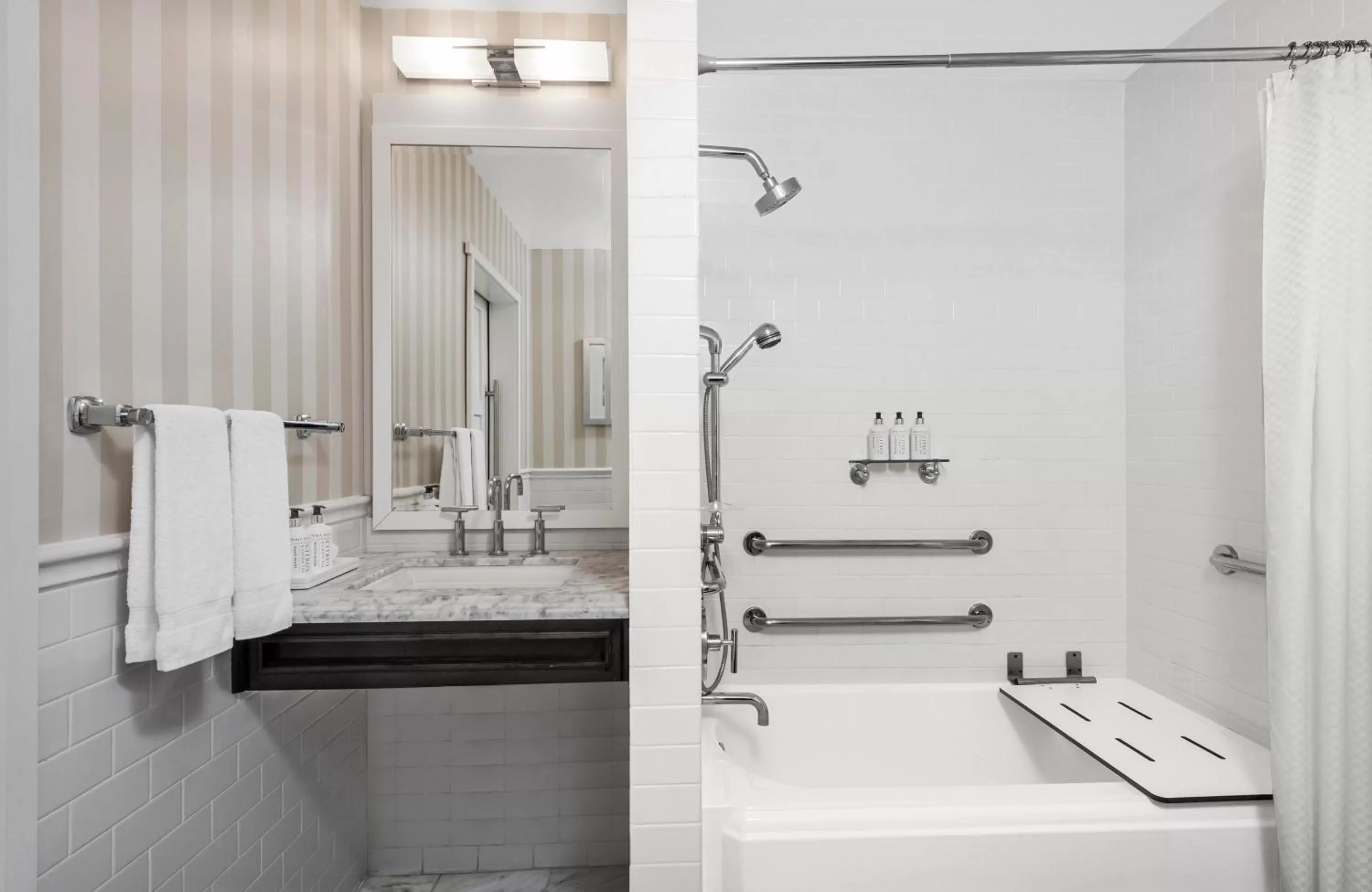 Bathroom in L'Auberge Del Mar Resort and Spa