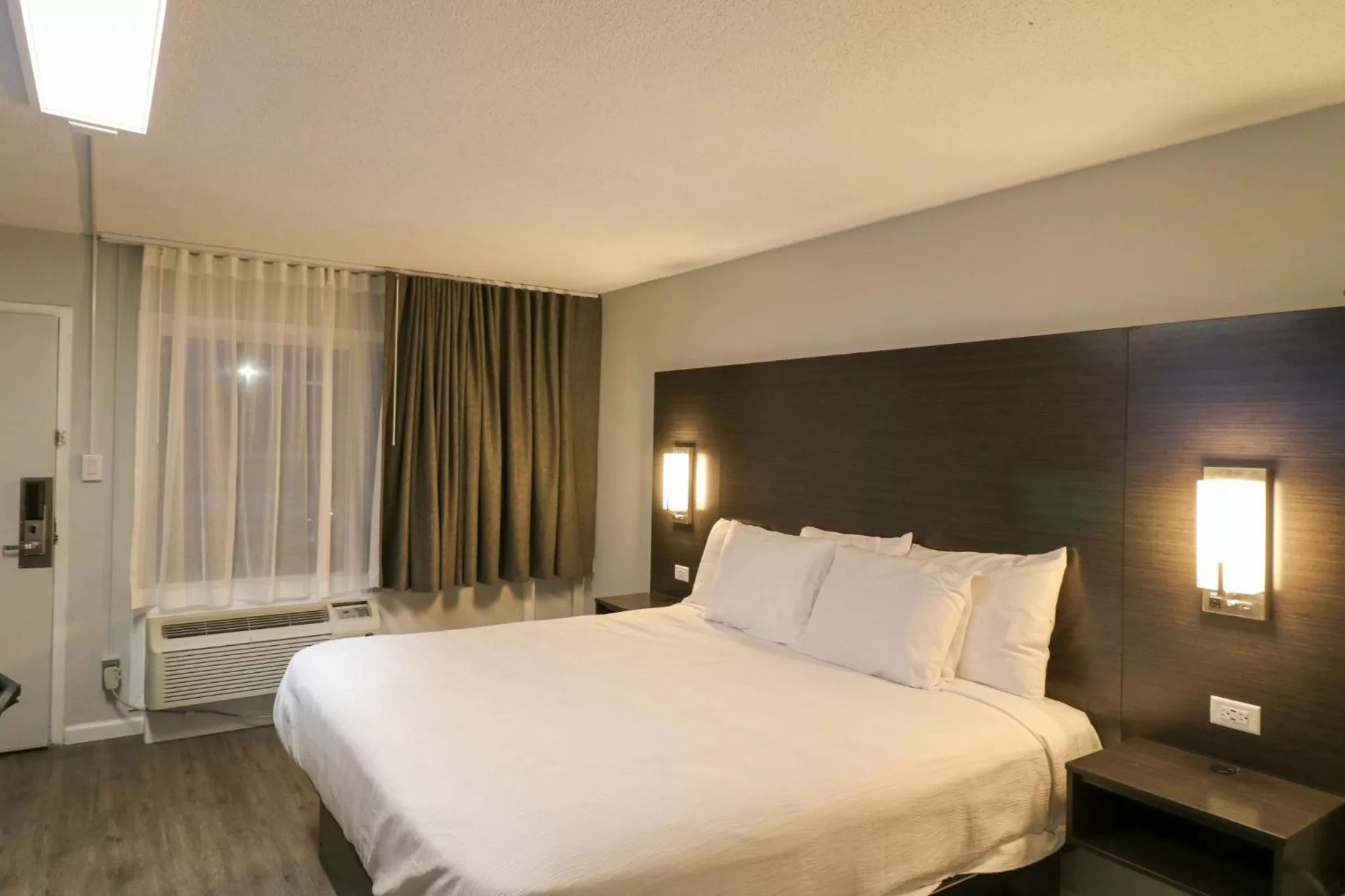 Bed in Envi Boutique Hotel Henderson-Evansville South