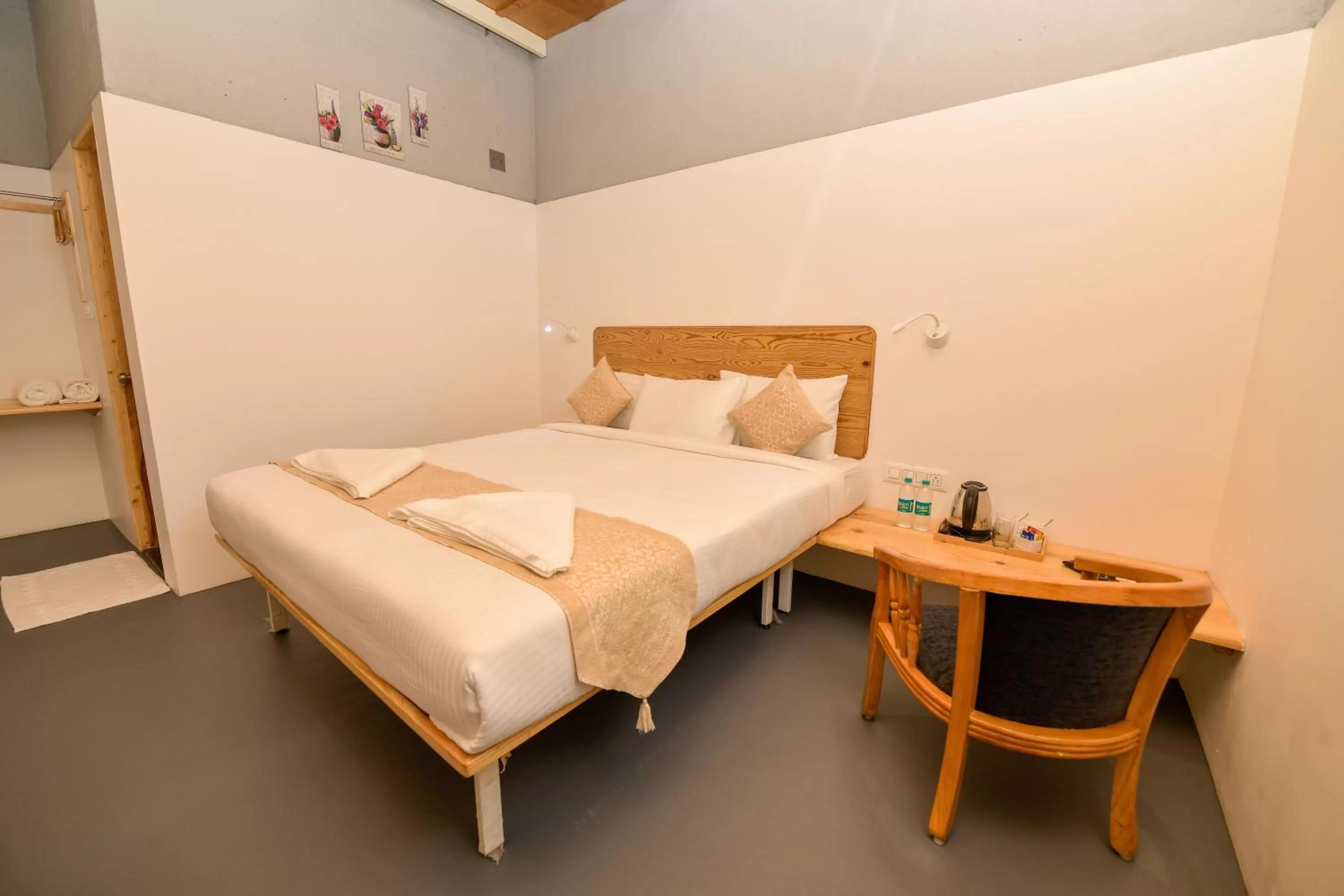 Photo of the whole room, Bed in Shine Residency