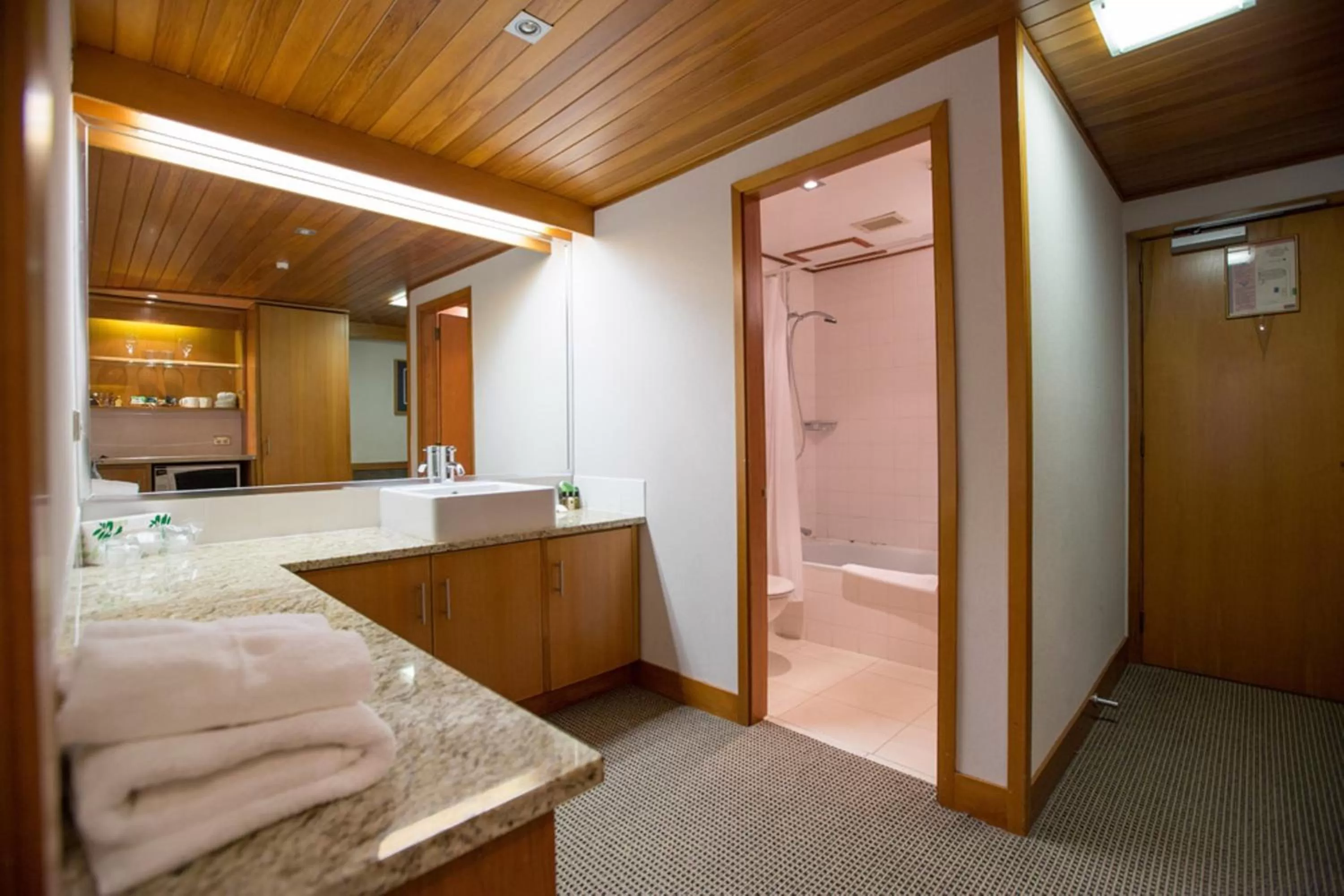 Bathroom, Bed in Commodore Airport Hotel Christchurch