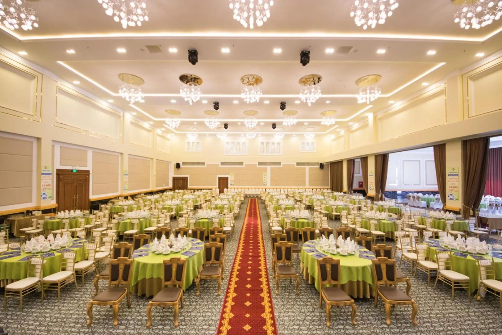 Restaurant/places to eat in Ladalat Hotel