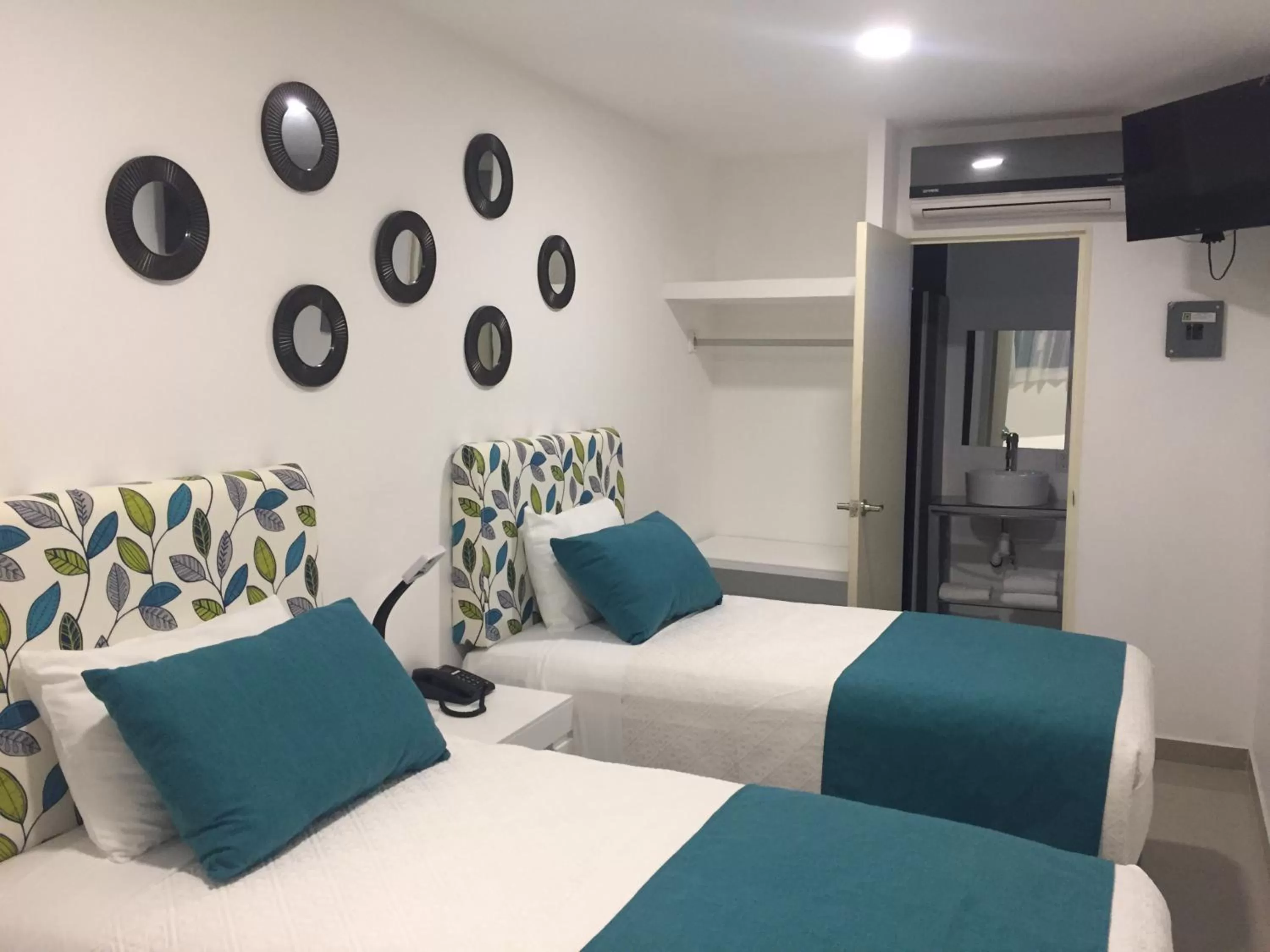 Bathroom, Bed in Container Inn Hotel Aeropuerto