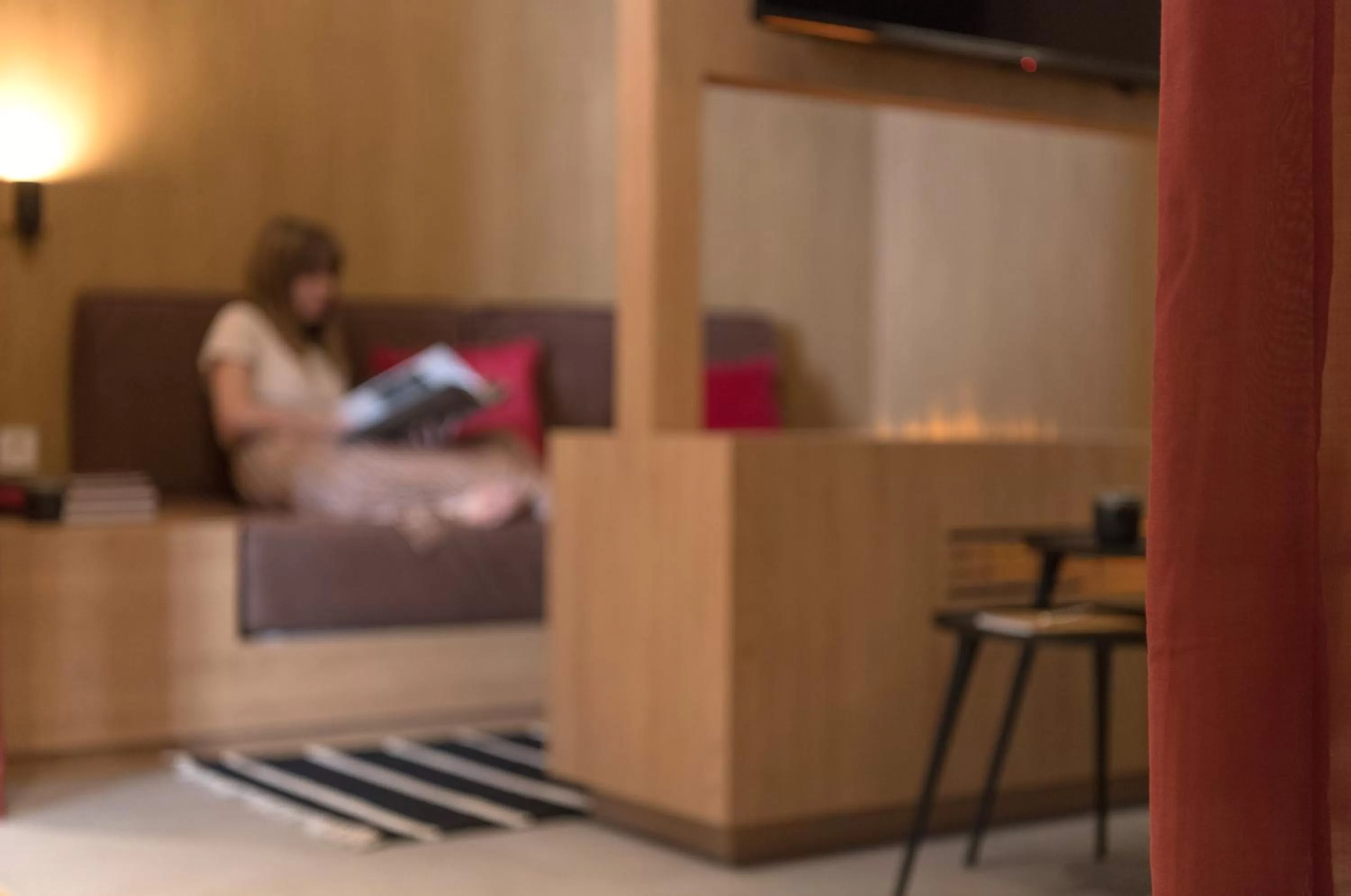 People, TV/Entertainment Center in MiHotel Sala