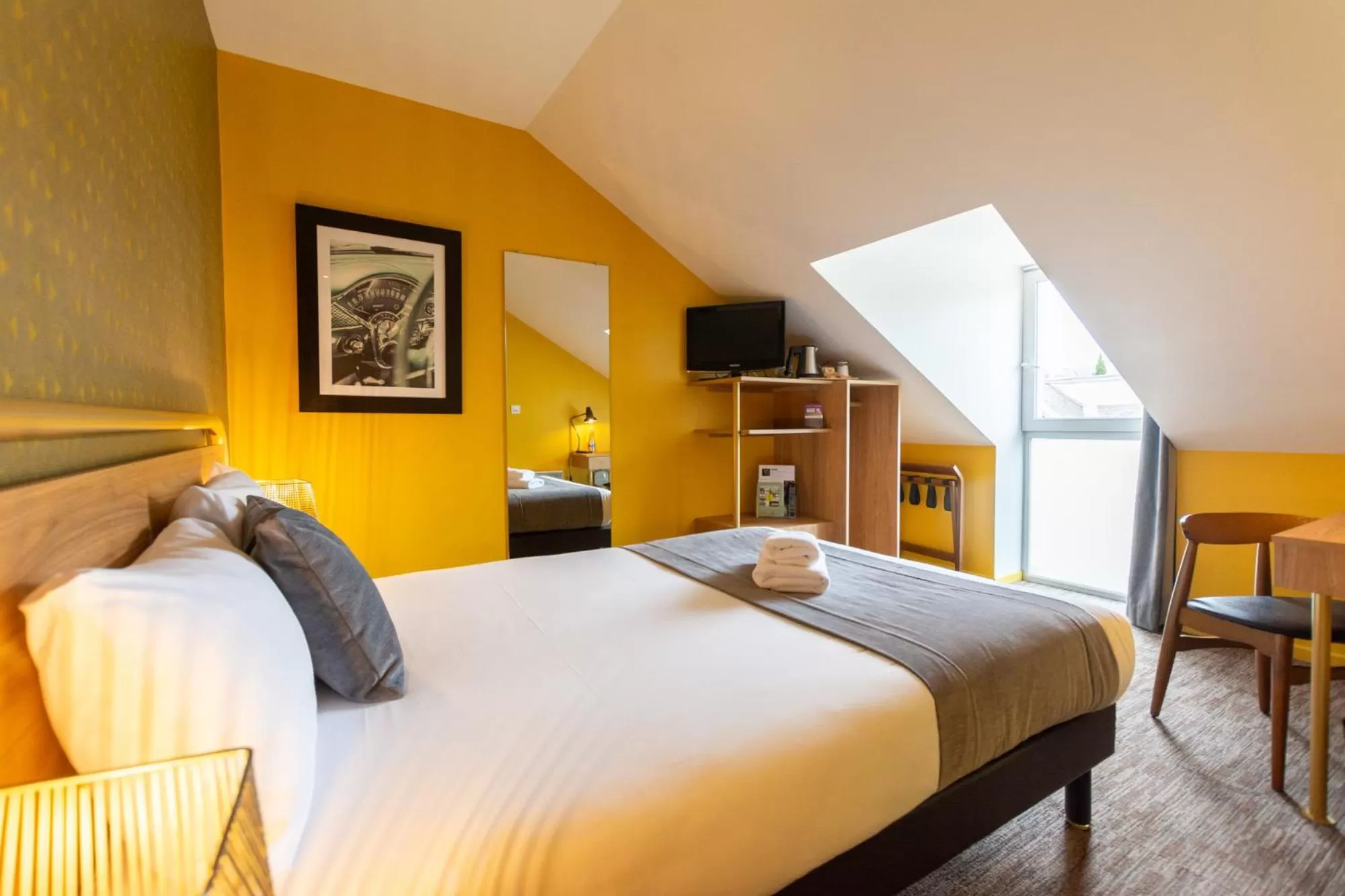 Bed in Logis Hôtel Le Vert Galant