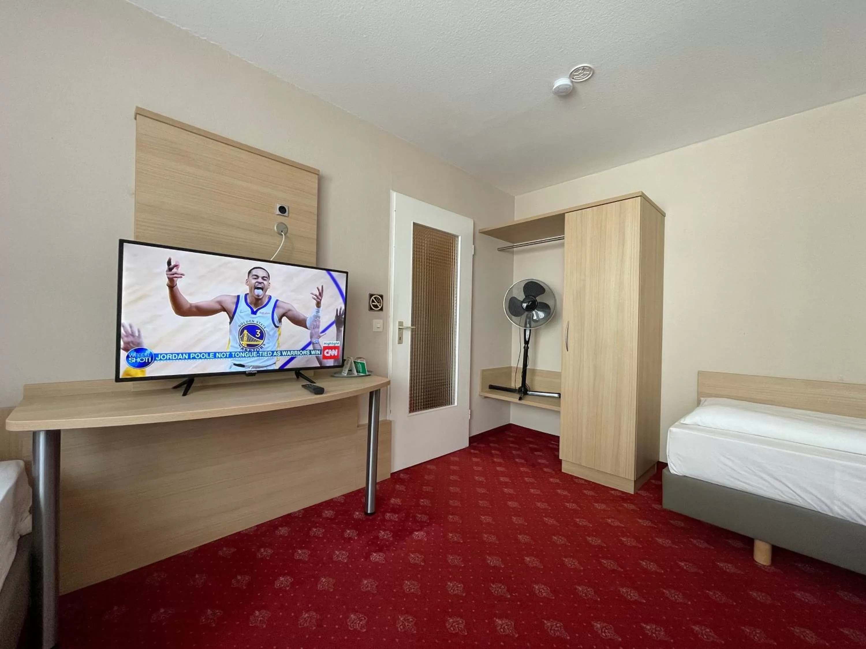 TV and multimedia, Bed in Hafner Hotel- Apartment
