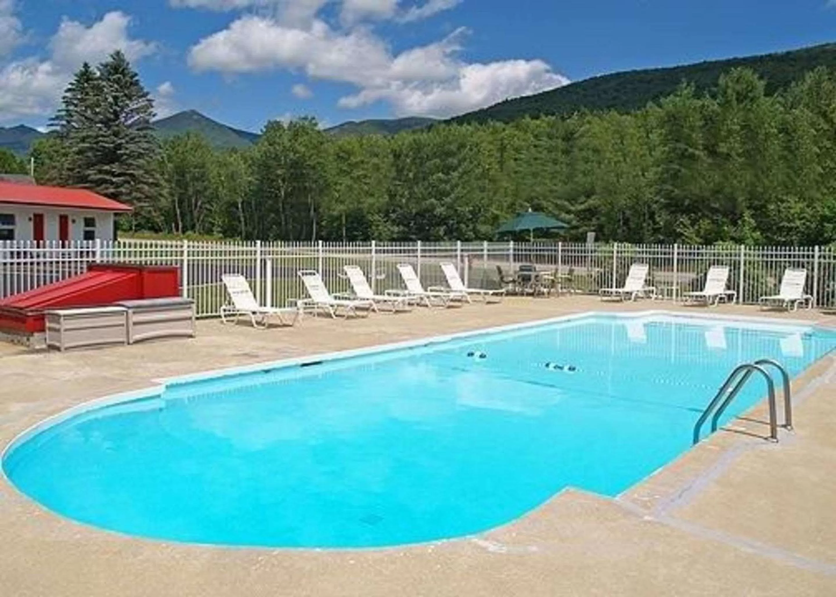 Swimming pool in Rodeway Inn Lincoln I-93