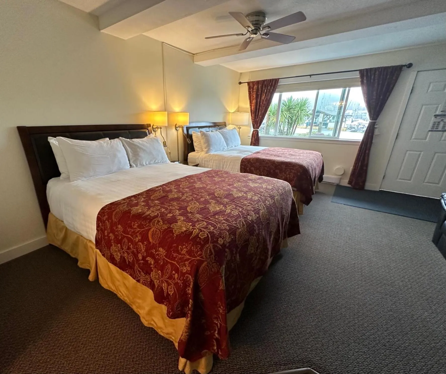 Bed in Bayshore Waterfront Inn