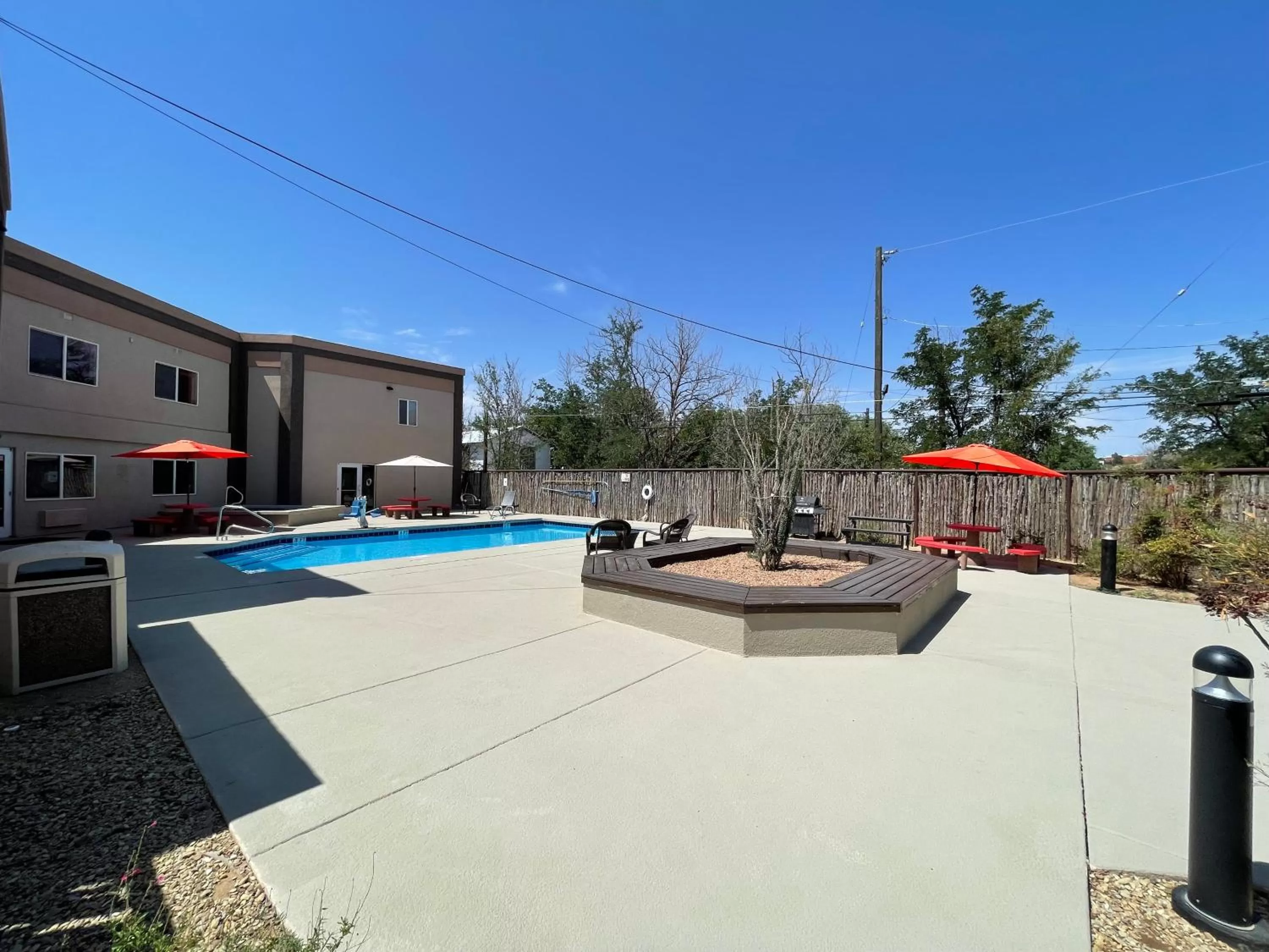 Swimming pool in Quality Inn Alpine