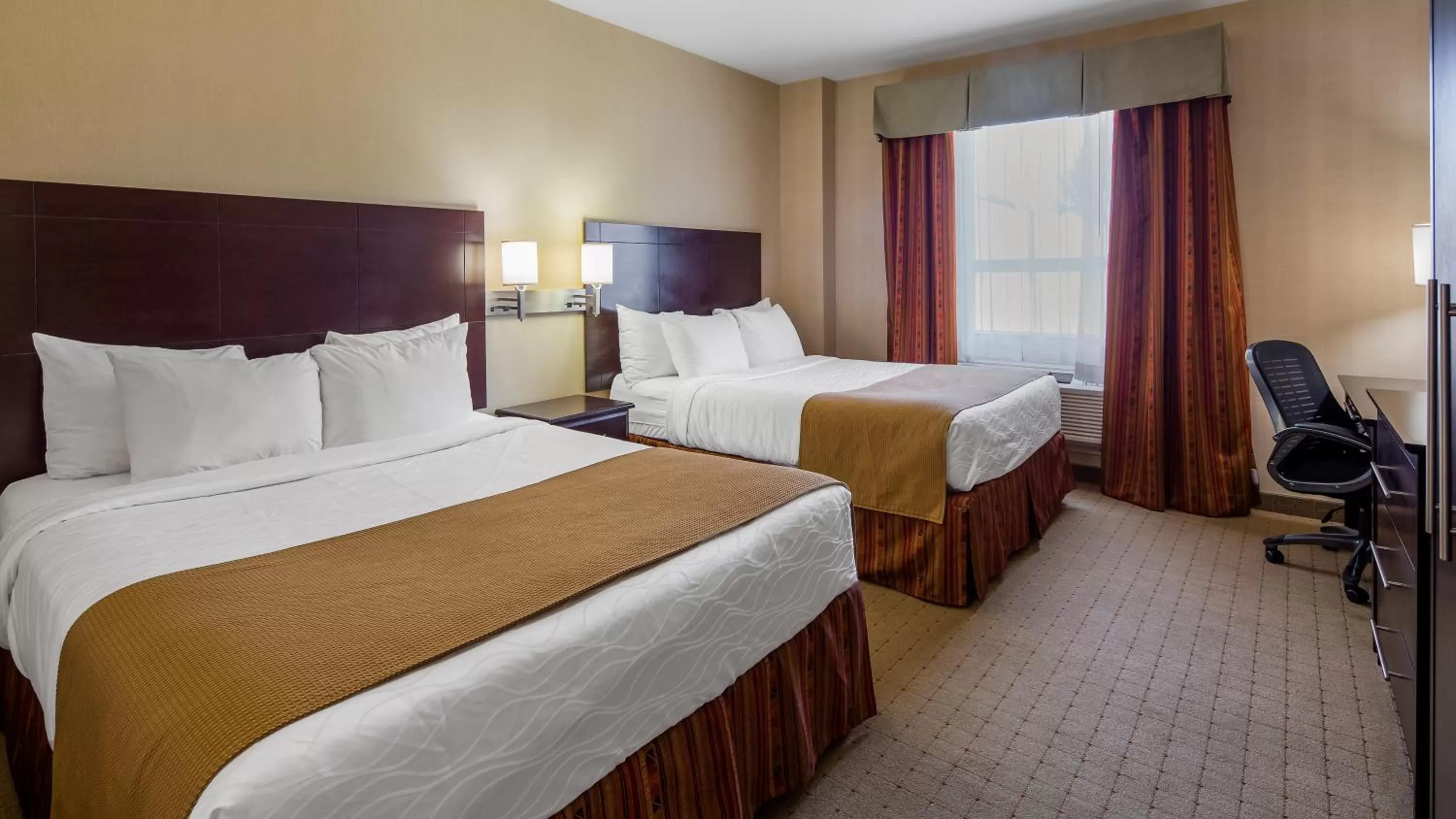 Bedroom, Bed in Best Western Plus Bowmanville