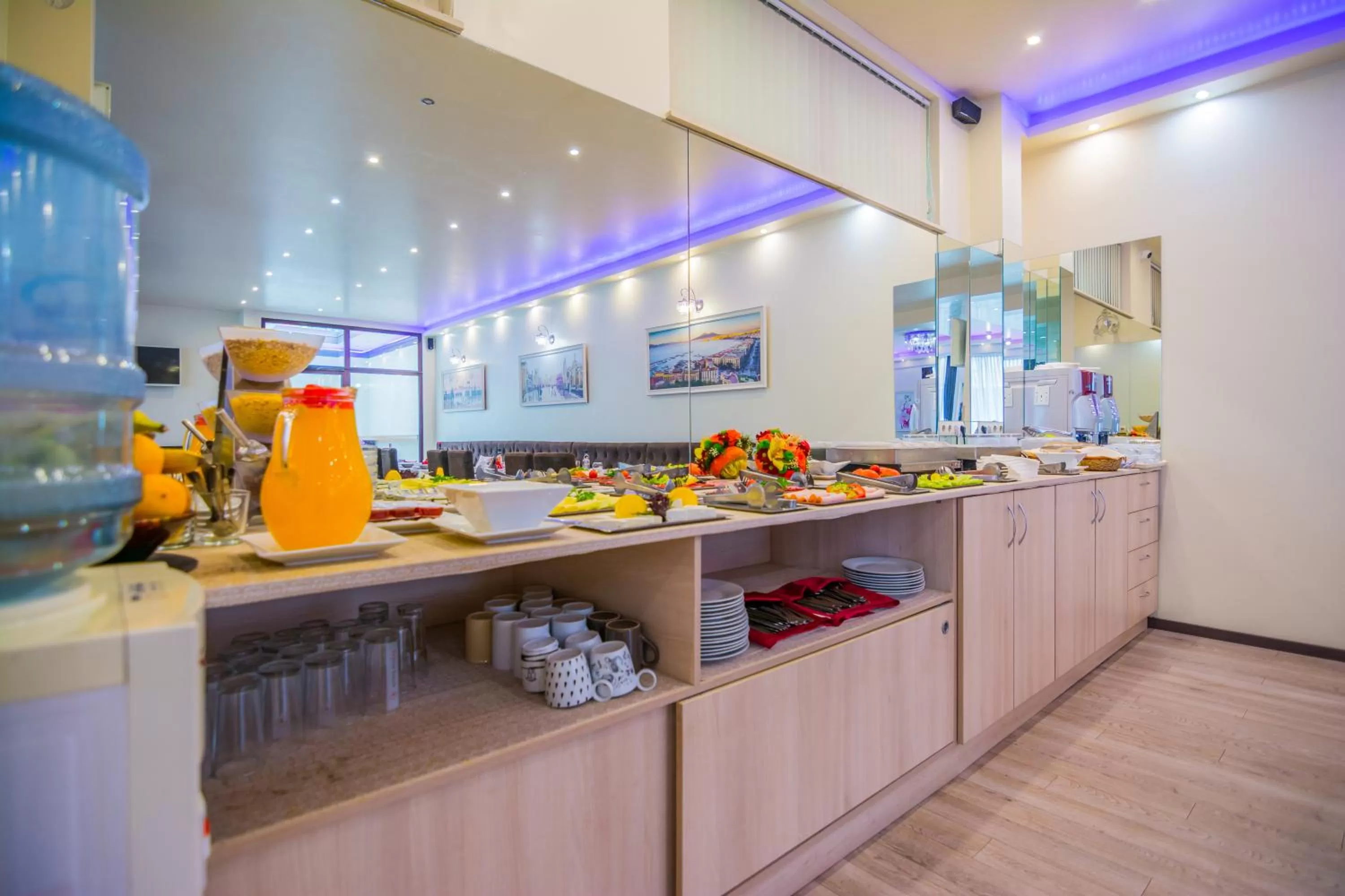 Restaurant/places to eat in Hotel Aris