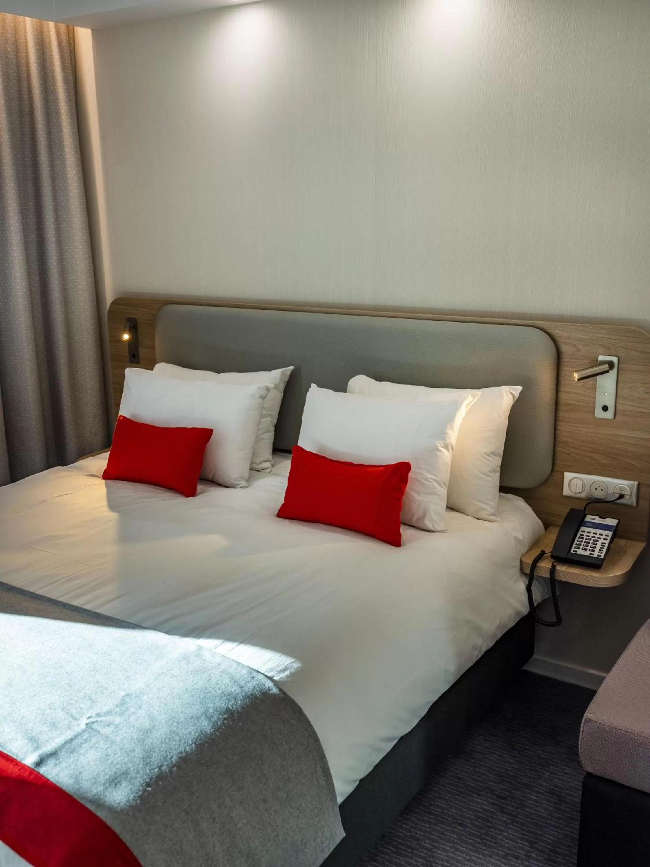 Bed in Holiday Inn Express - Nice - Grand Arenas by IHG