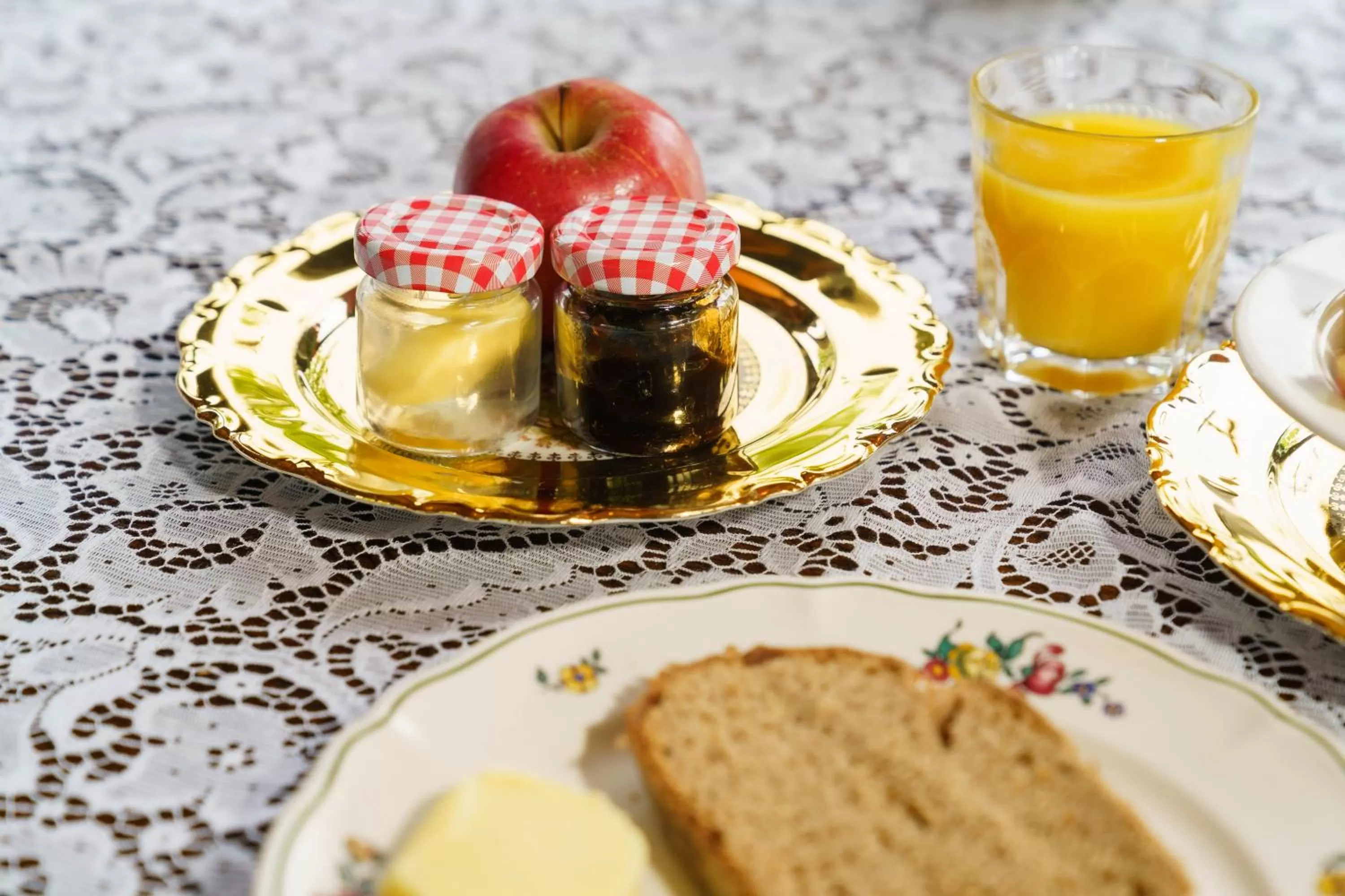 Breakfast in Tante ALMA's Bonner Hotel