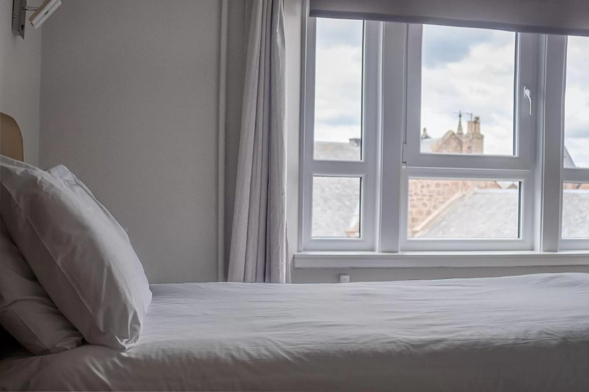 Bedroom, Bed in Airlie Arms Hotel