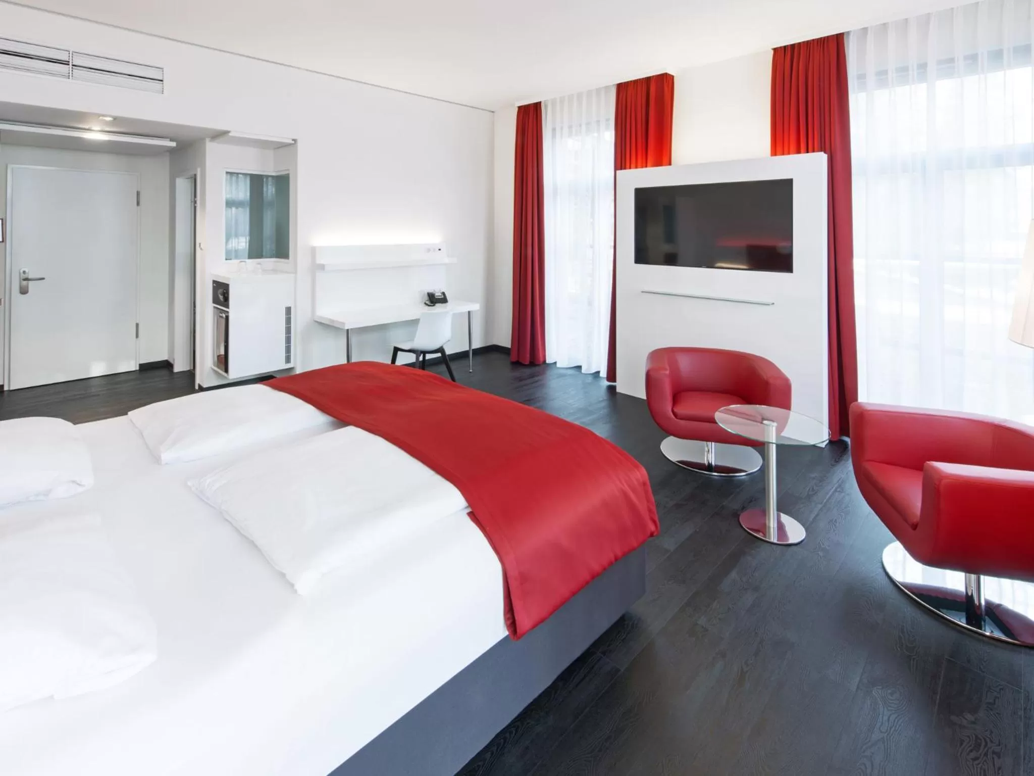 Photo of the whole room, Bed in DORMERO Schlosshotel Reichenschwand