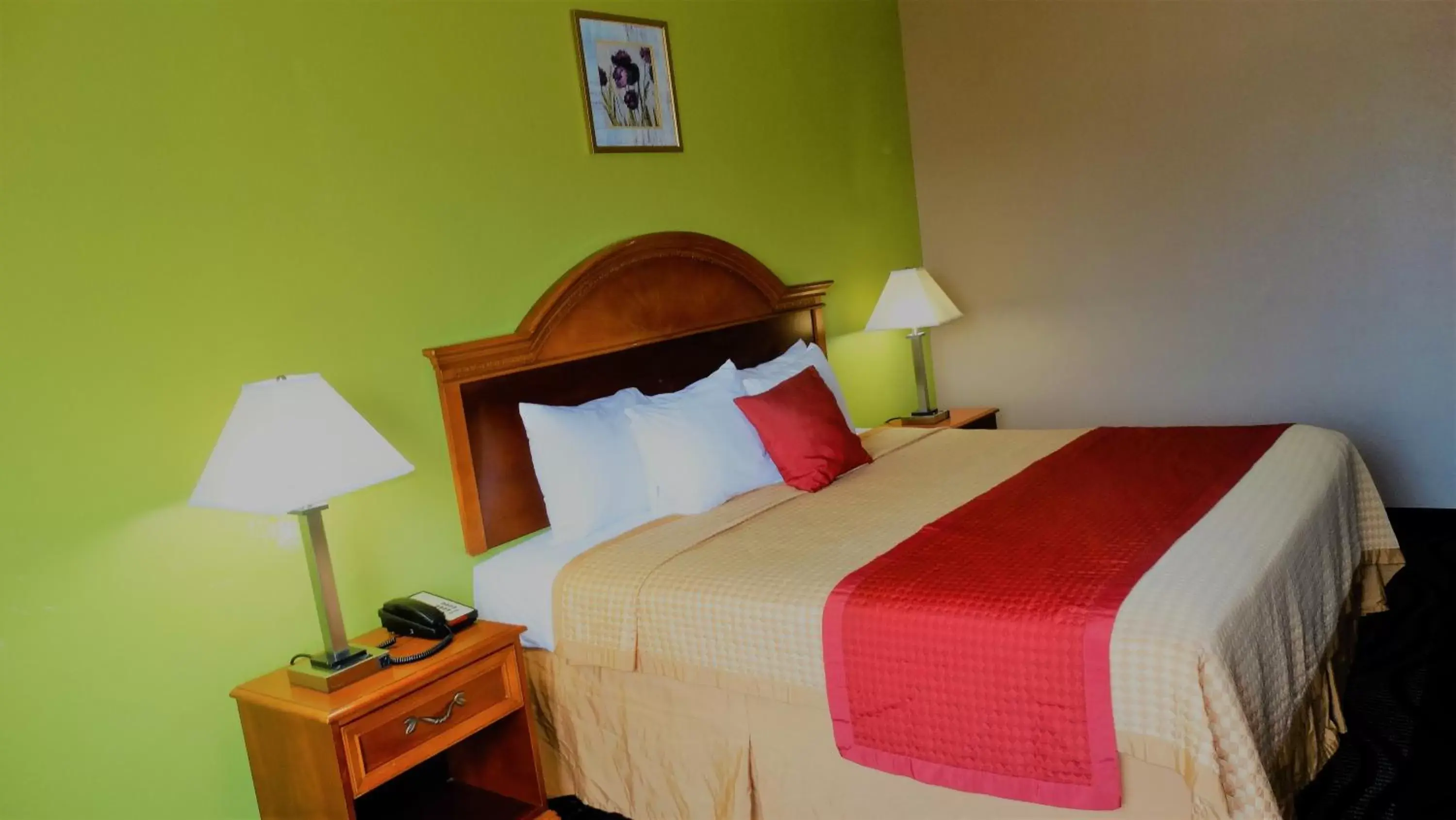 Standard King Room - Smoking in Oak Tree Inn & Suites Standard King Room - Smoking in Oak Tree Inn & Suites